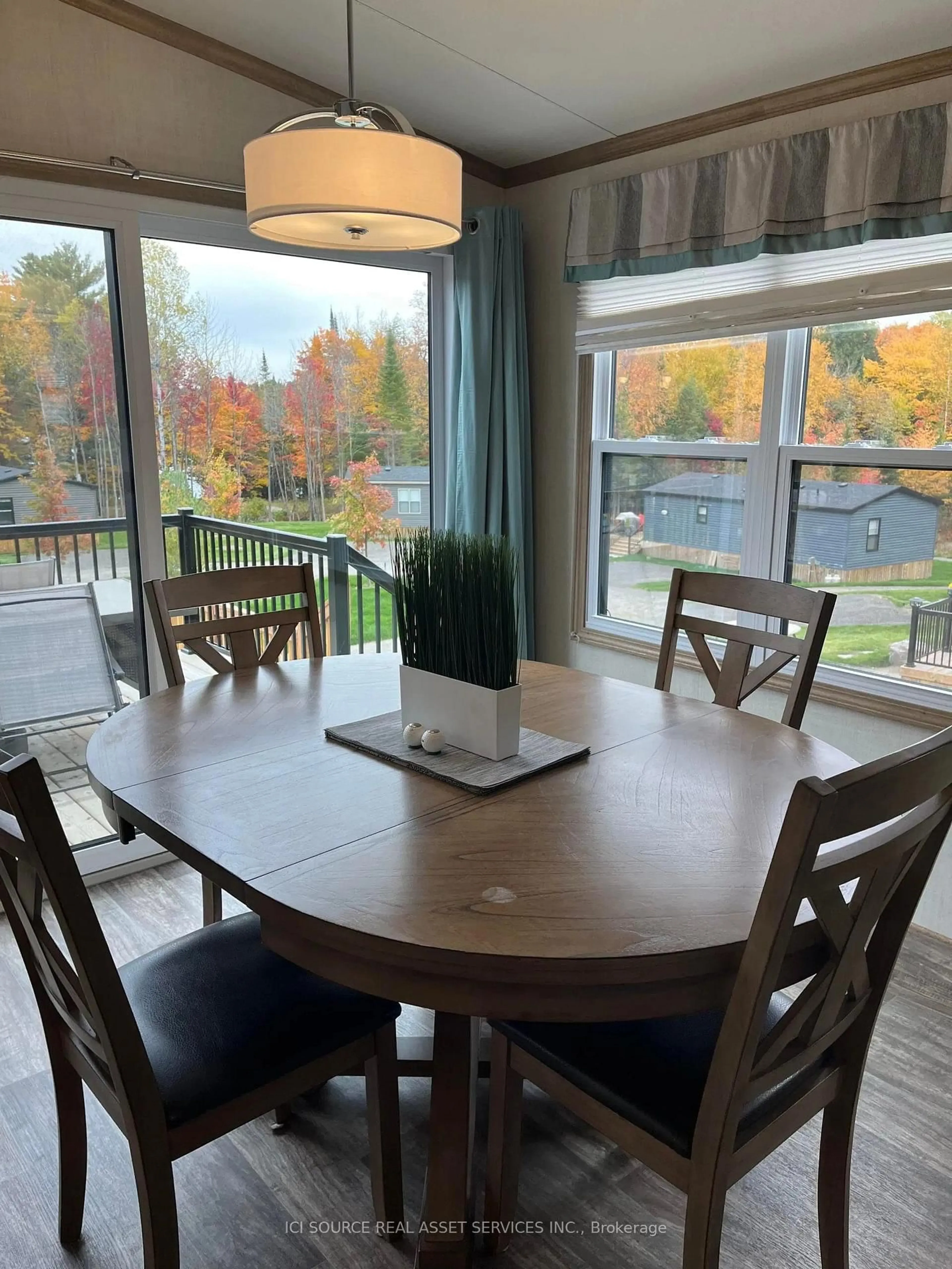 Dining room, wood/laminate floor for 1047 Bonnie Lake Camp Rd #WCW16, Bracebridge Ontario P1L 1W9
