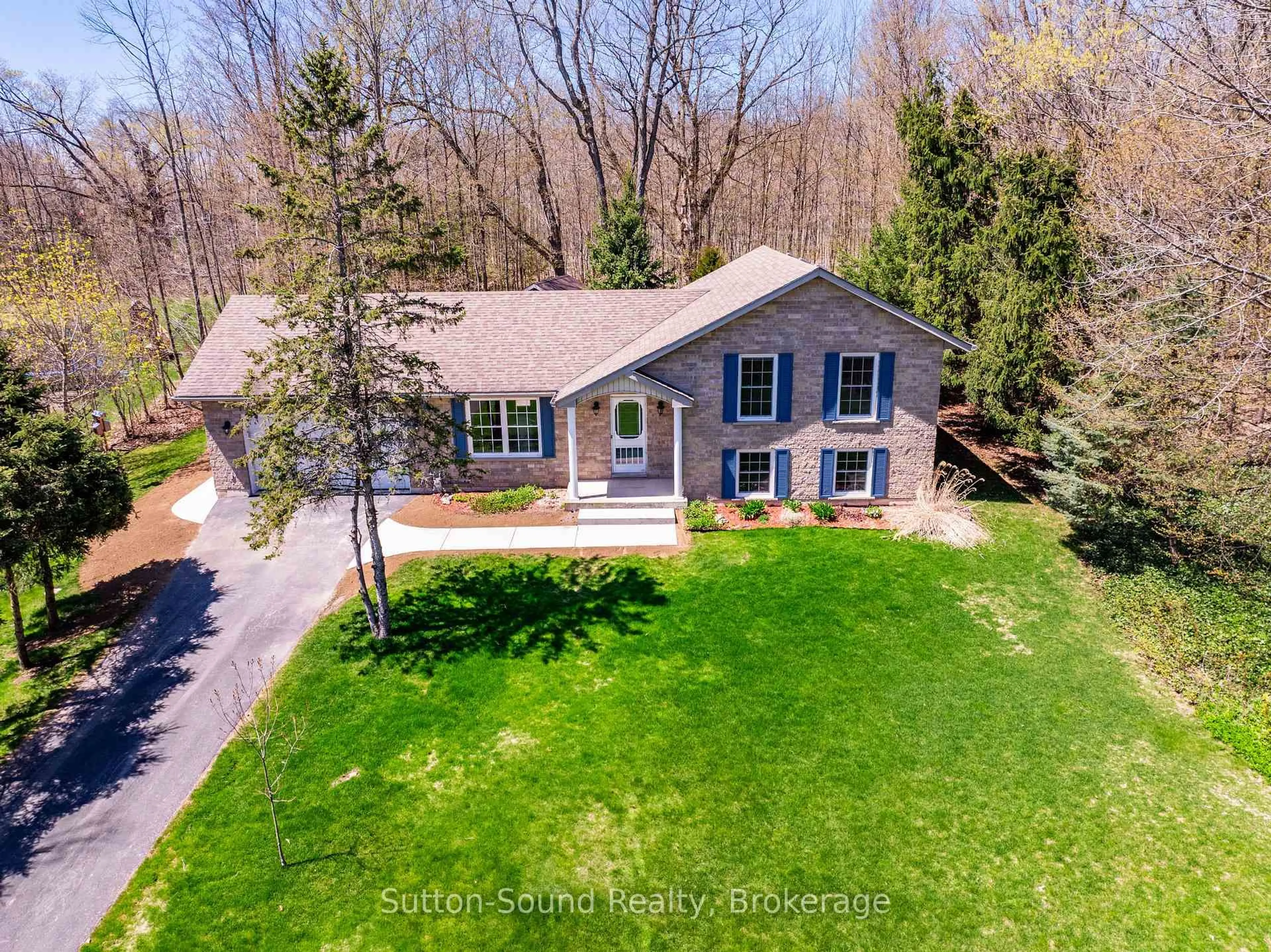 A pic from outside/outdoor area/front of a property/back of a property/a pic from drone, street for 126 Alexandria St, Georgian Bluffs Ontario N4K 0G2