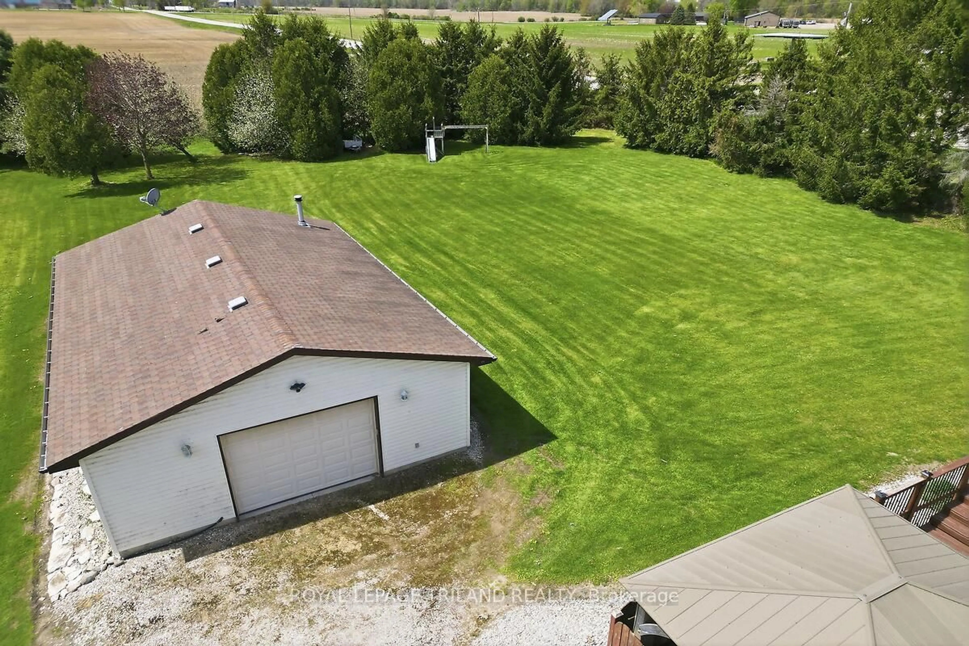 A pic from outside/outdoor area/front of a property/back of a property/a pic from drone, unknown for 24671 Dodge Dr, Strathroy-Caradoc Ontario N7G 3B5