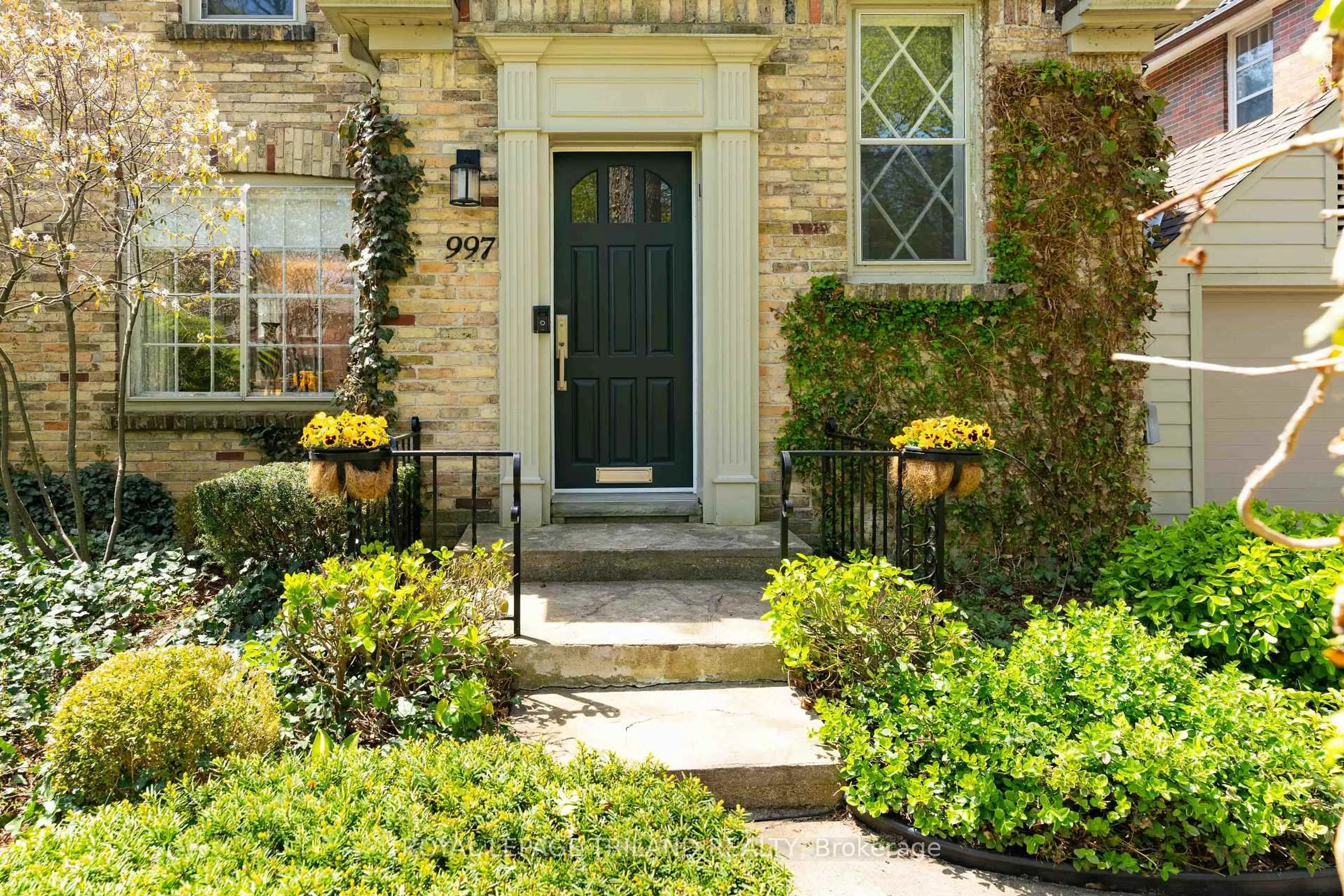 Indoor entryway for 997 Maitland St, London East Ontario N5Y 2X7