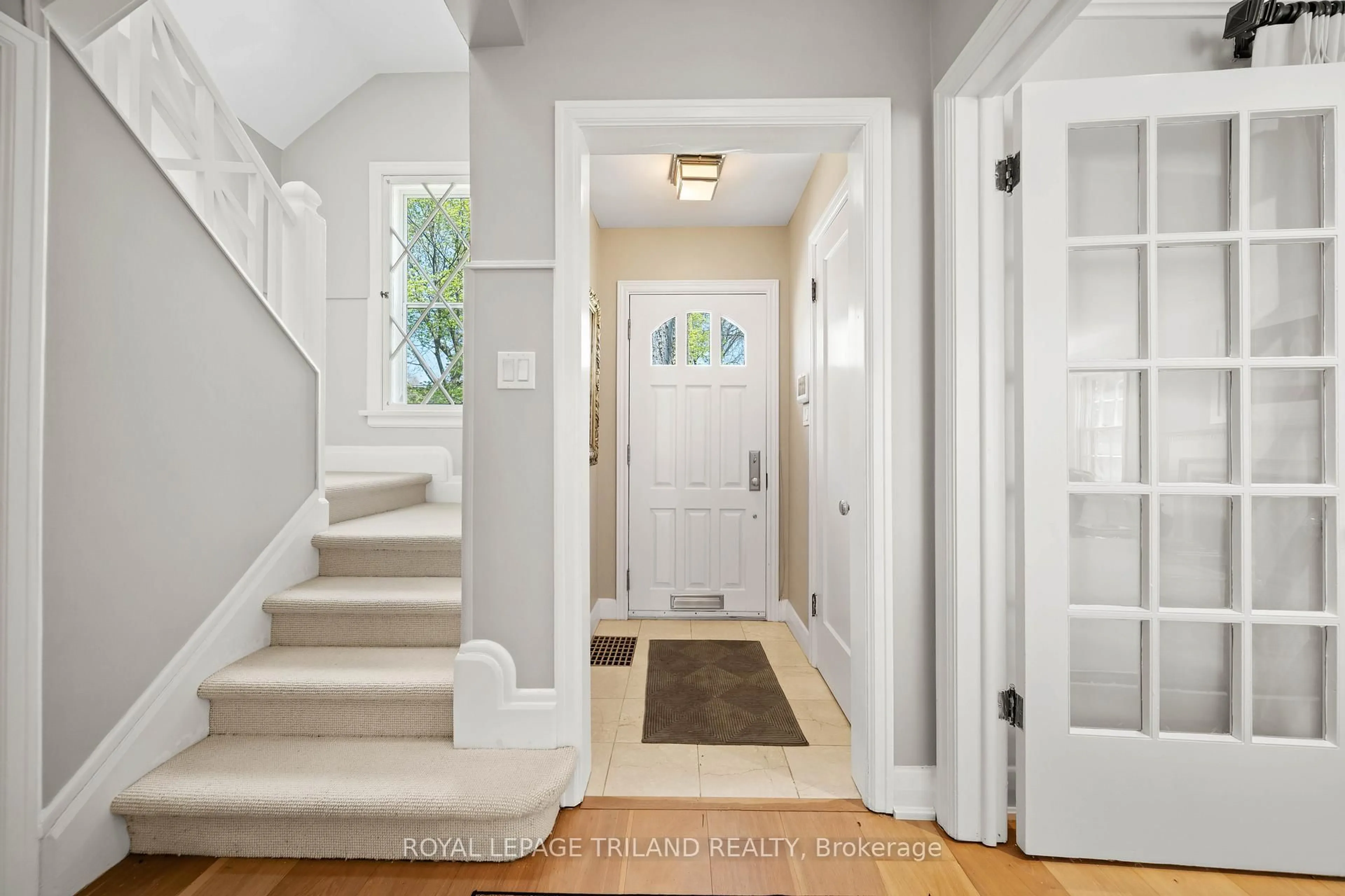 Indoor entryway for 997 Maitland St, London East Ontario N5Y 2X7