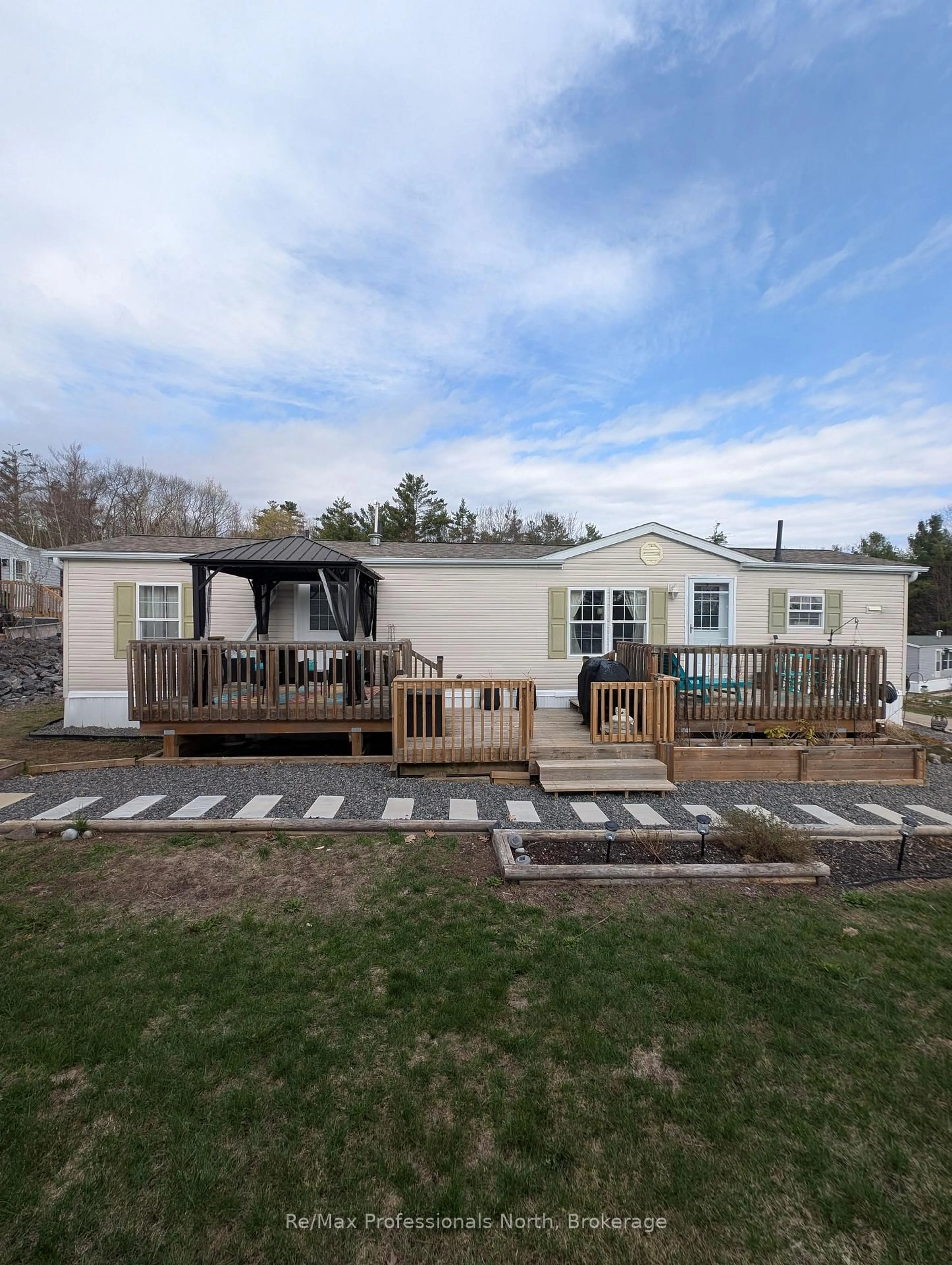 A pic from outside/outdoor area/front of a property/back of a property/a pic from drone, unknown for 1007 Racoon Rd #133, Gravenhurst Ontario P1P 0C5