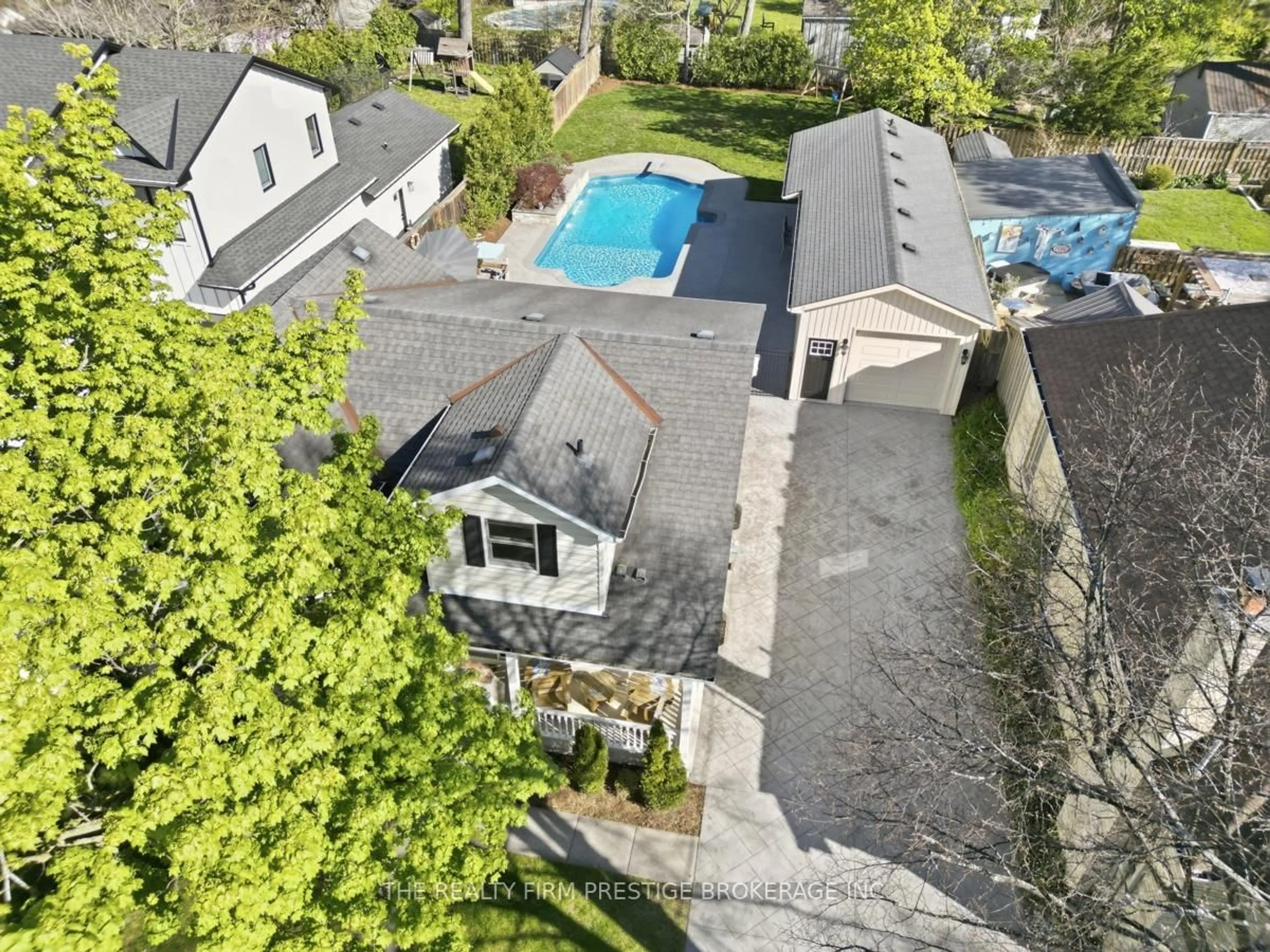 A pic from outside/outdoor area/front of a property/back of a property/a pic from drone, street for 50 Regina St, London East Ontario N6A 3Z4