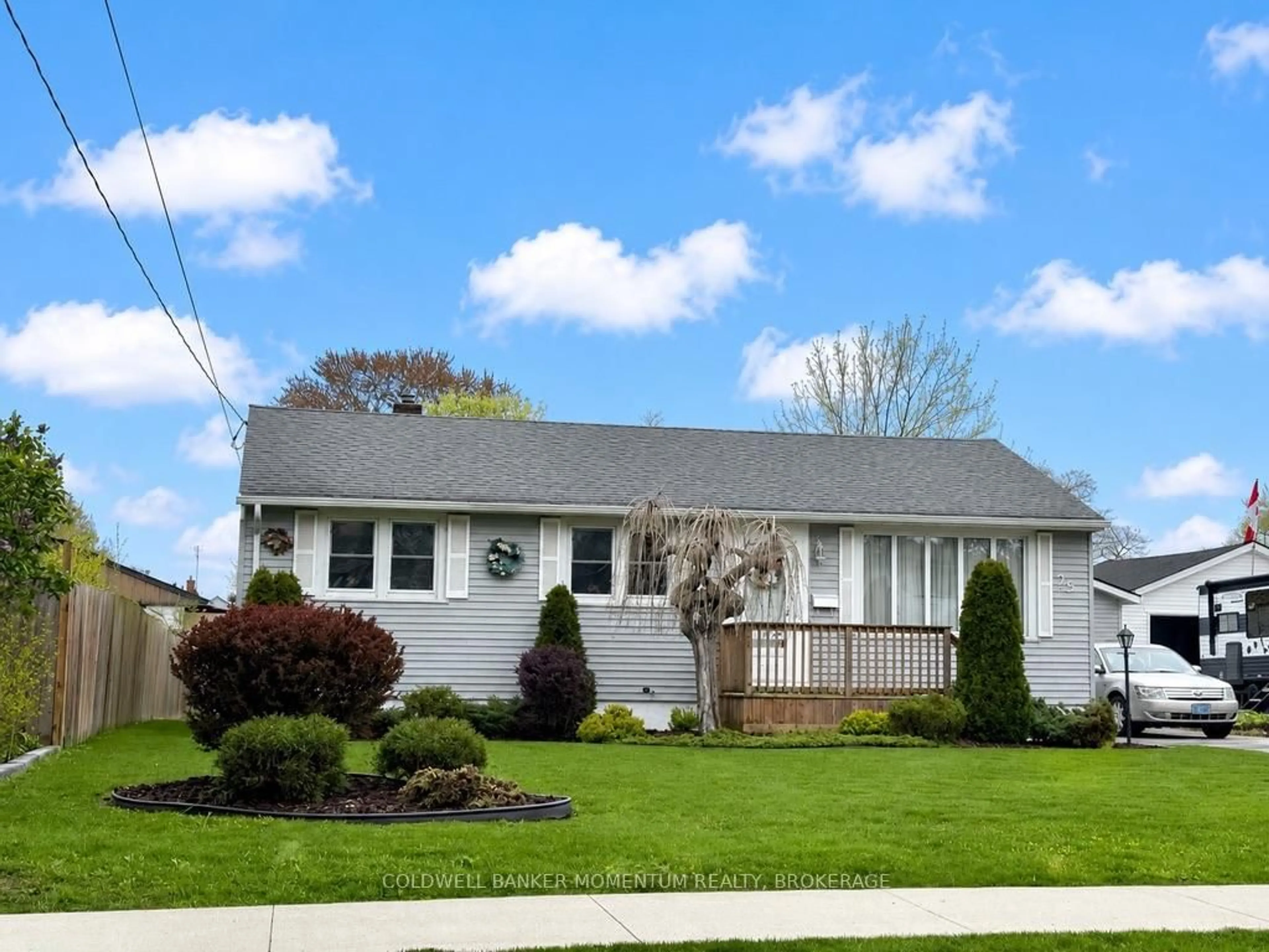 Home with vinyl exterior material, street for 25 Thomson Rd, Welland Ontario L3C 3N1
