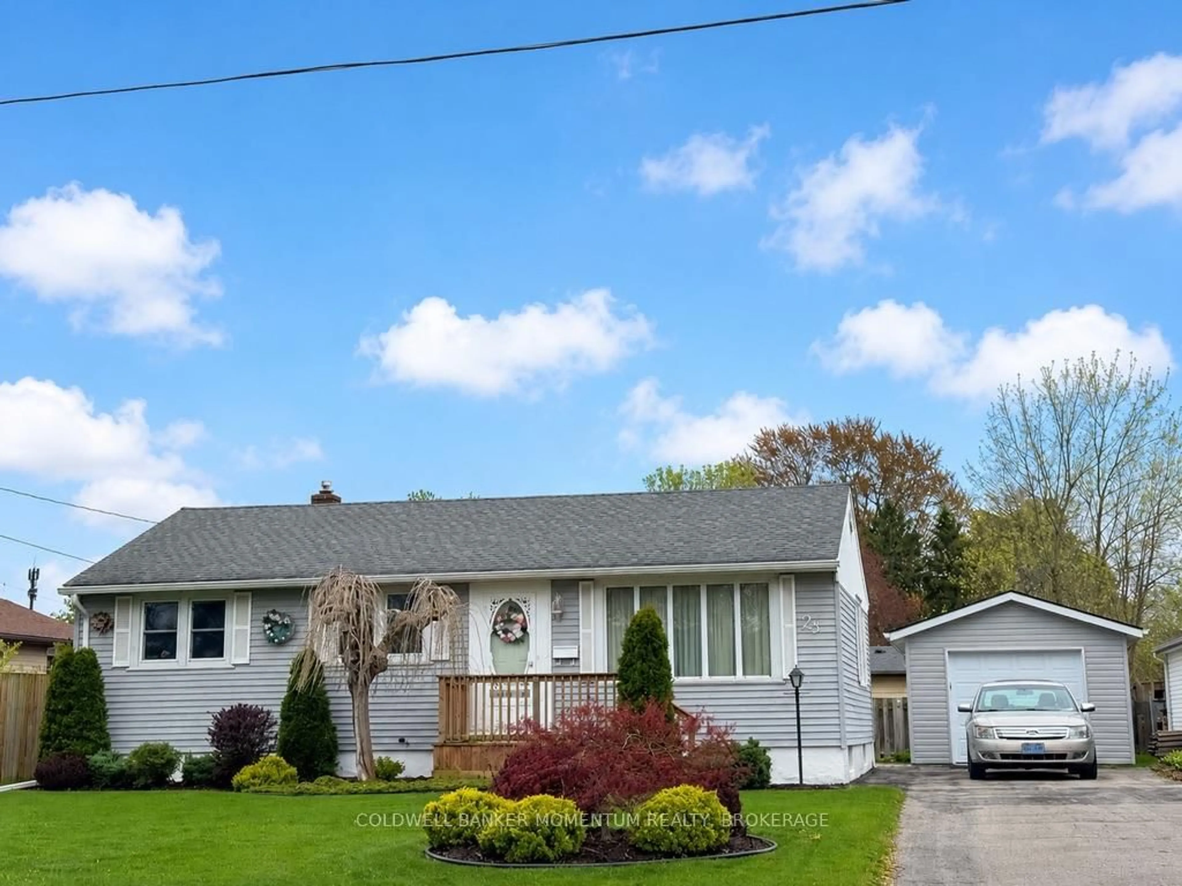 Home with vinyl exterior material, street for 25 Thomson Rd, Welland Ontario L3C 3N1