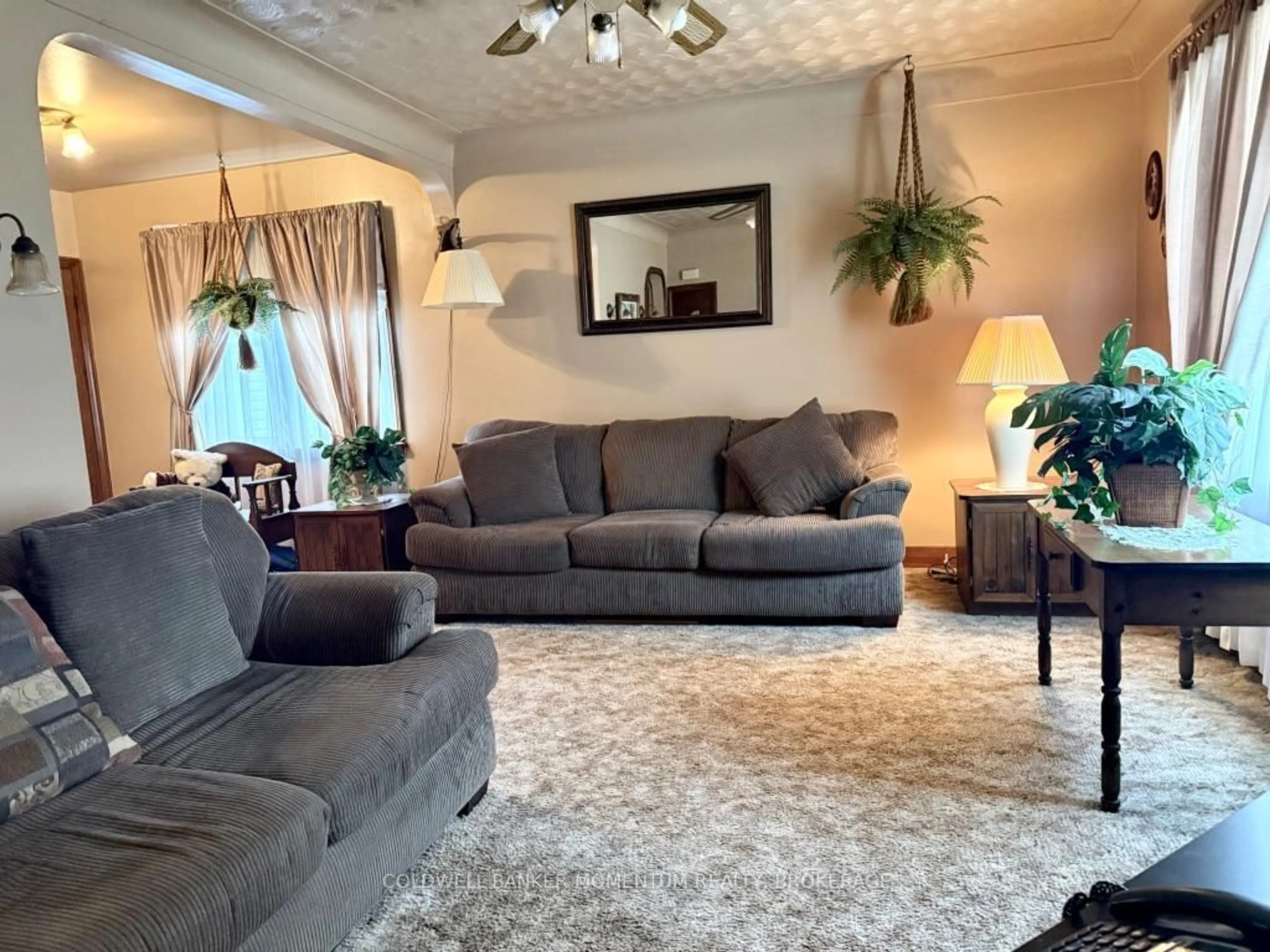 Living room with furniture, carpet floor for 25 Thomson Rd, Welland Ontario L3C 3N1
