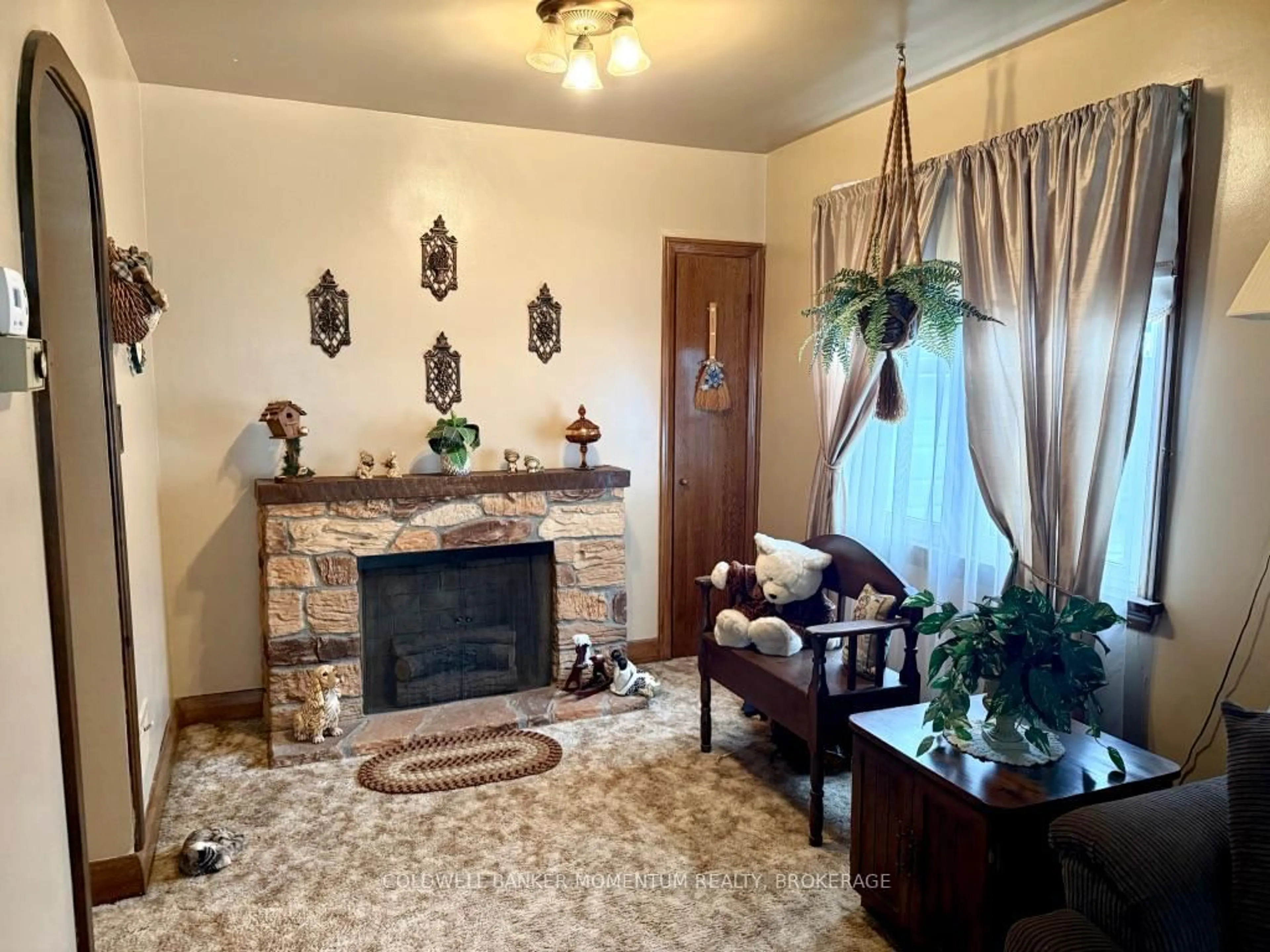 Living room with furniture, unknown for 25 Thomson Rd, Welland Ontario L3C 3N1