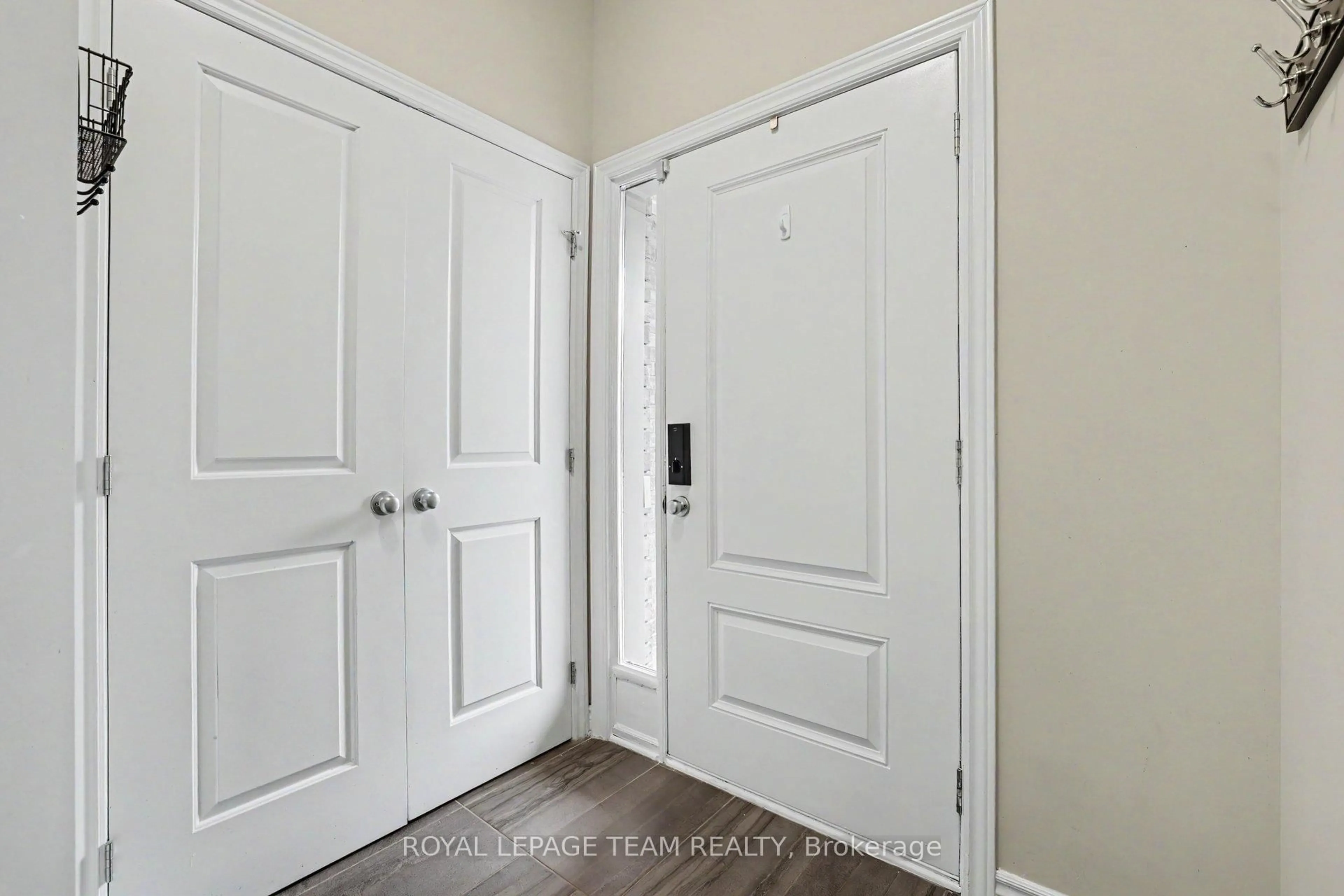 Indoor entryway for 293 Fergus Cres, Ottawa Ontario K2J 3L7