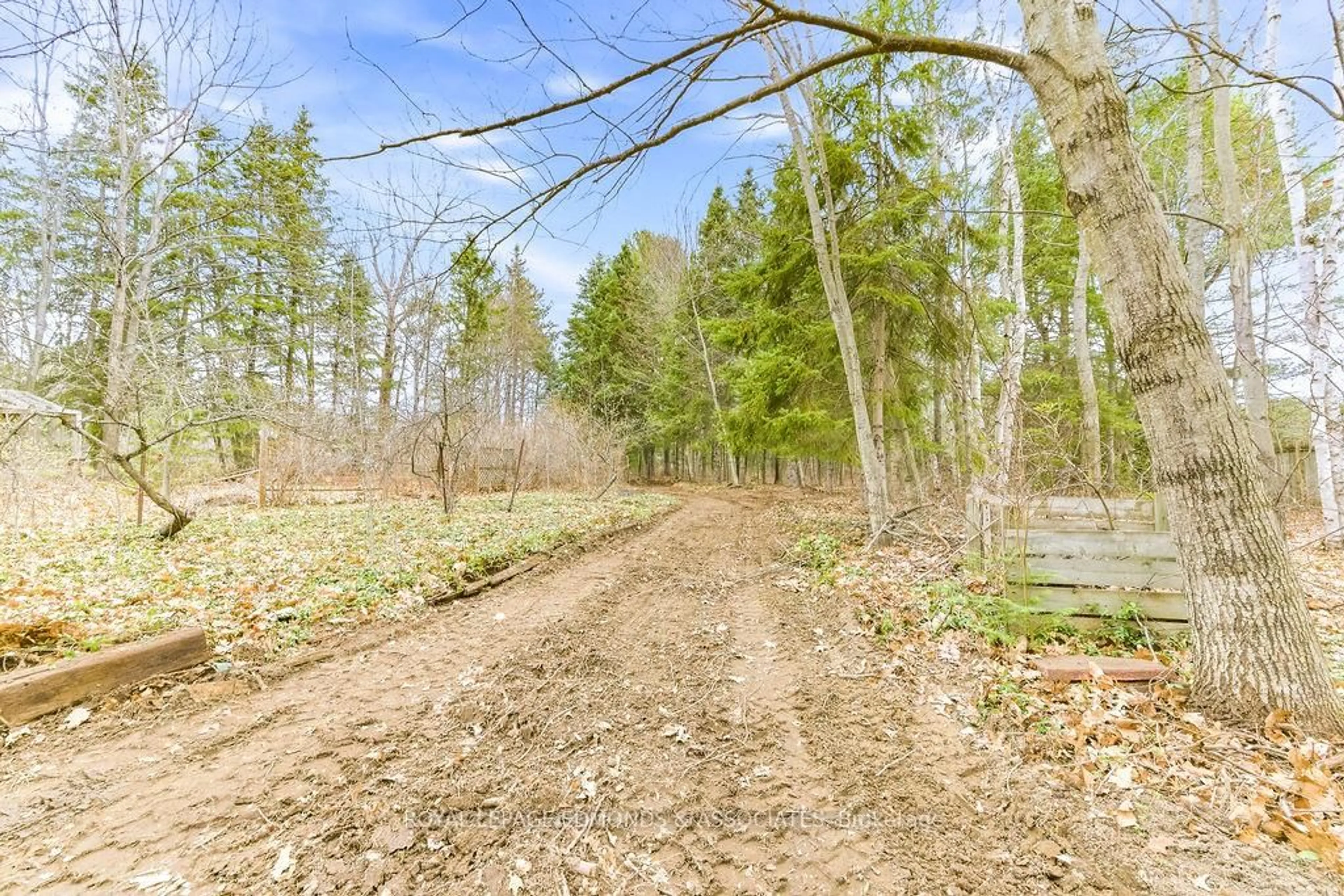 Unknown for 1411 Victoria St, Petawawa Ontario K8H 3K4