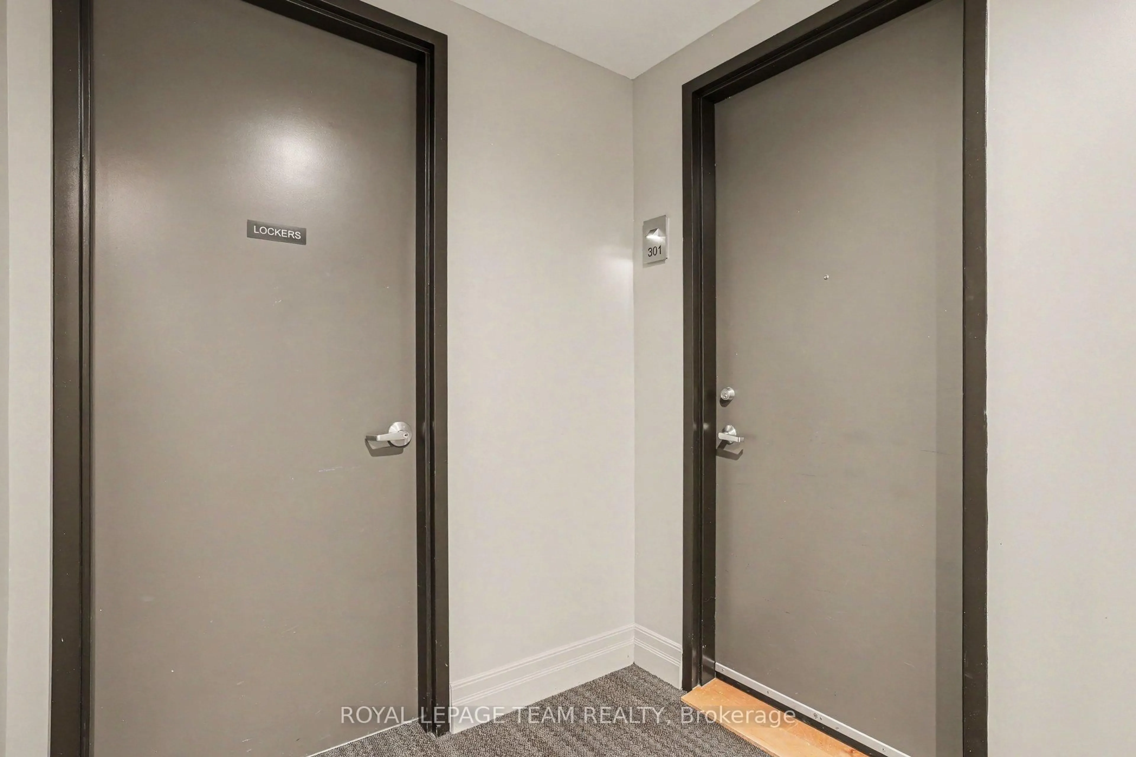 Indoor entryway for 330 Loretta Ave #301, Ottawa Ontario K1S 4E8