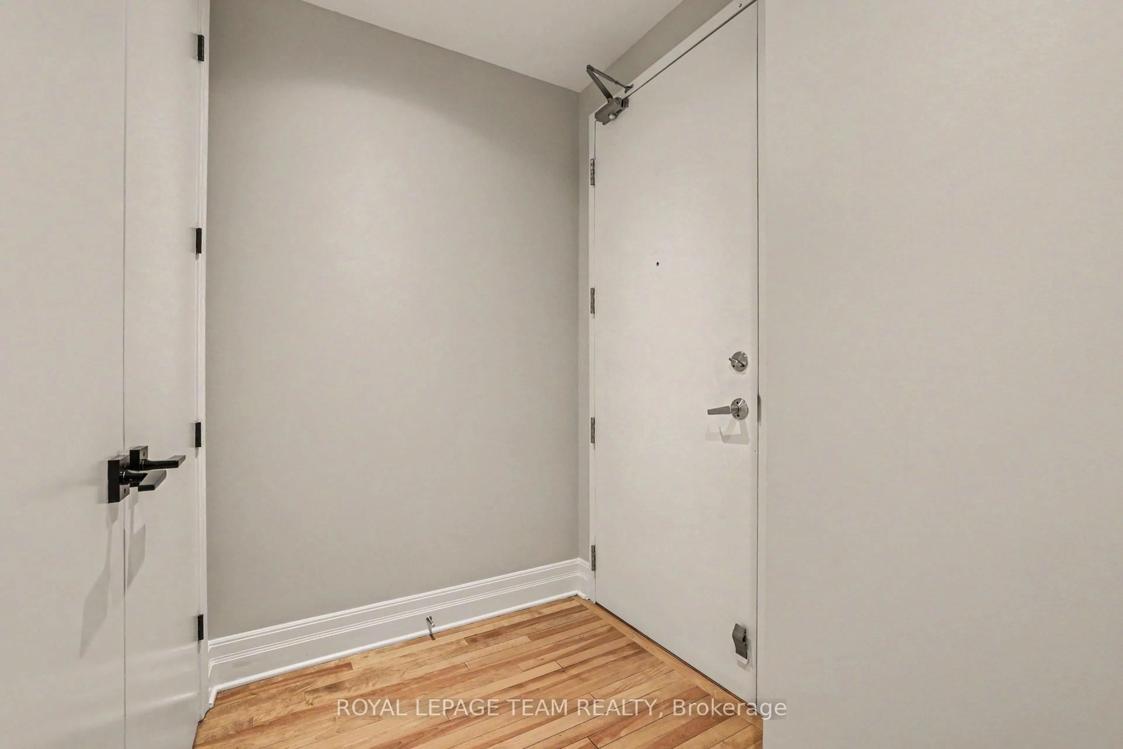 Indoor entryway for 330 Loretta Ave #301, Ottawa Ontario K1S 4E8