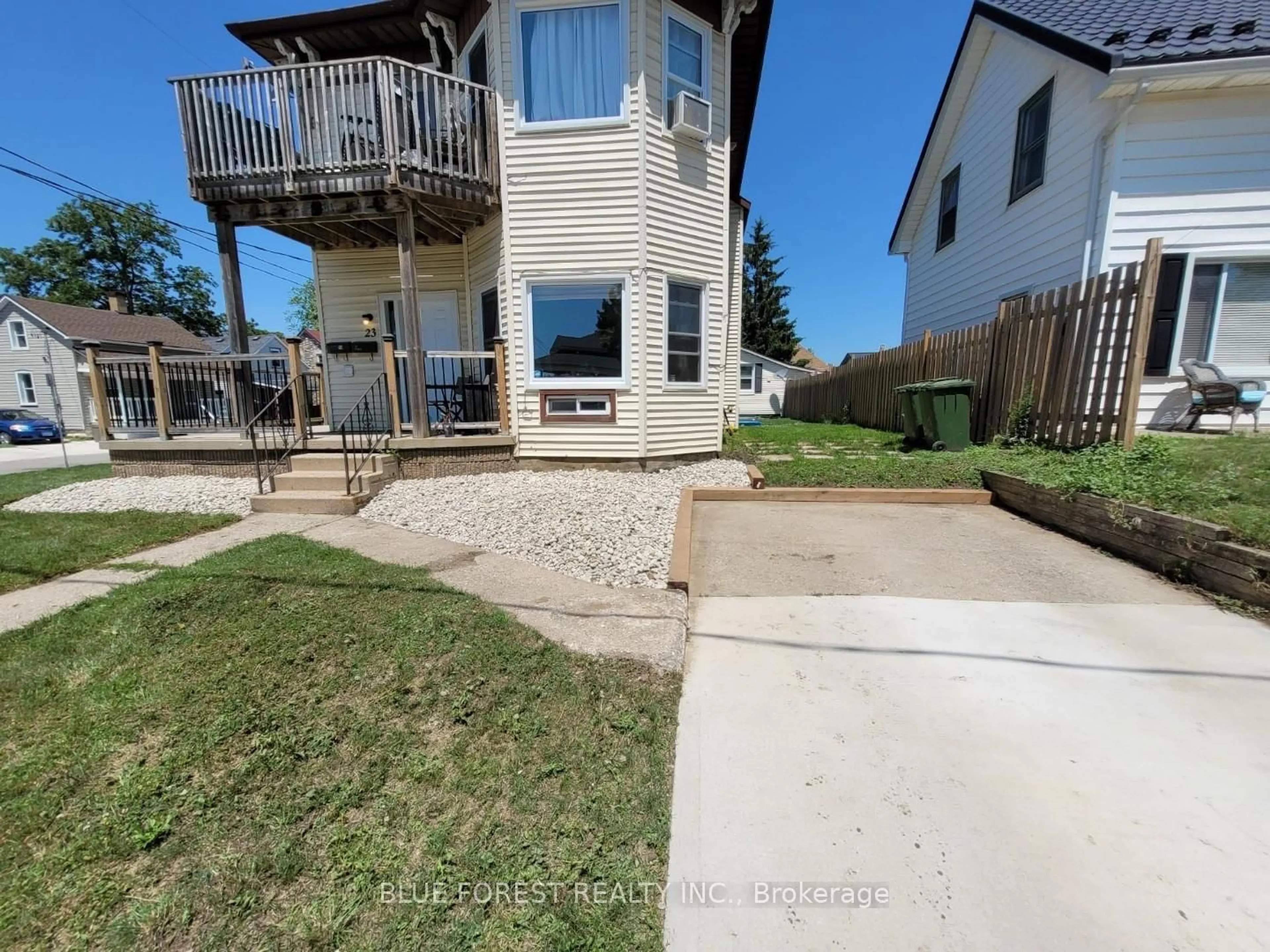 A pic from outside/outdoor area/front of a property/back of a property/a pic from drone, water/lake/river/ocean view for 23 Barnes St, St. Thomas Ontario N5R 2V4