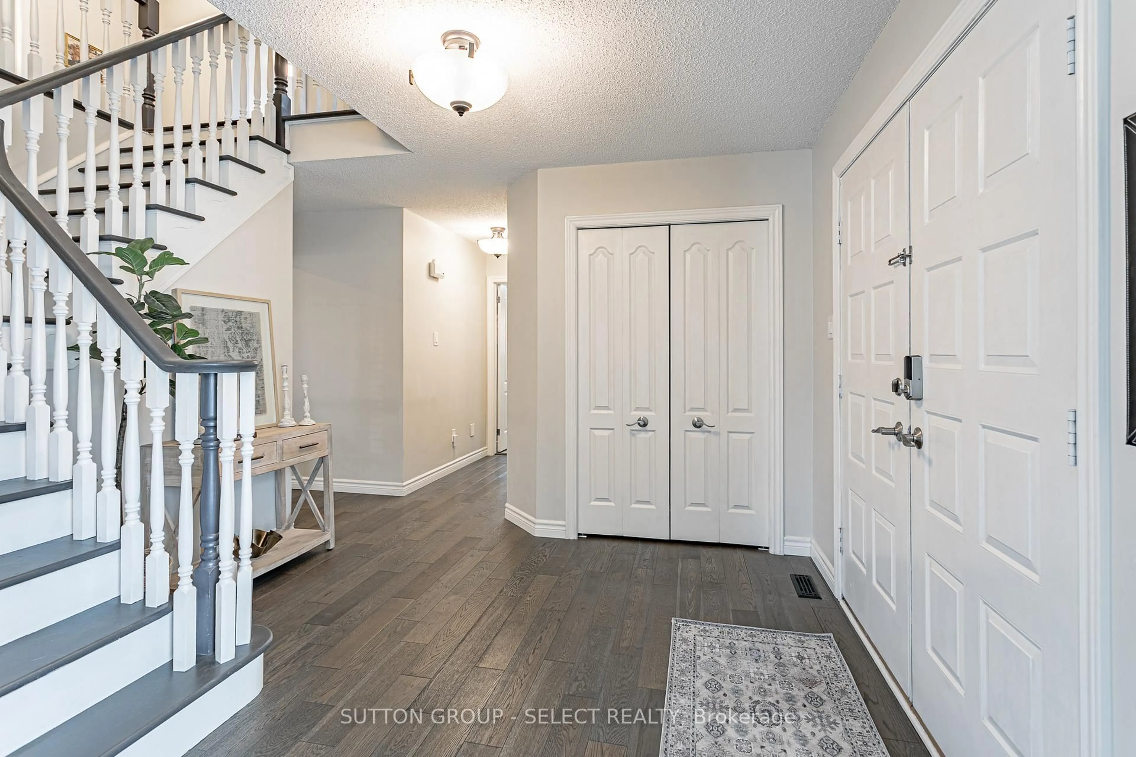 Indoor entryway for 1 DERWENT Rd, London North Ontario N6G 4V8