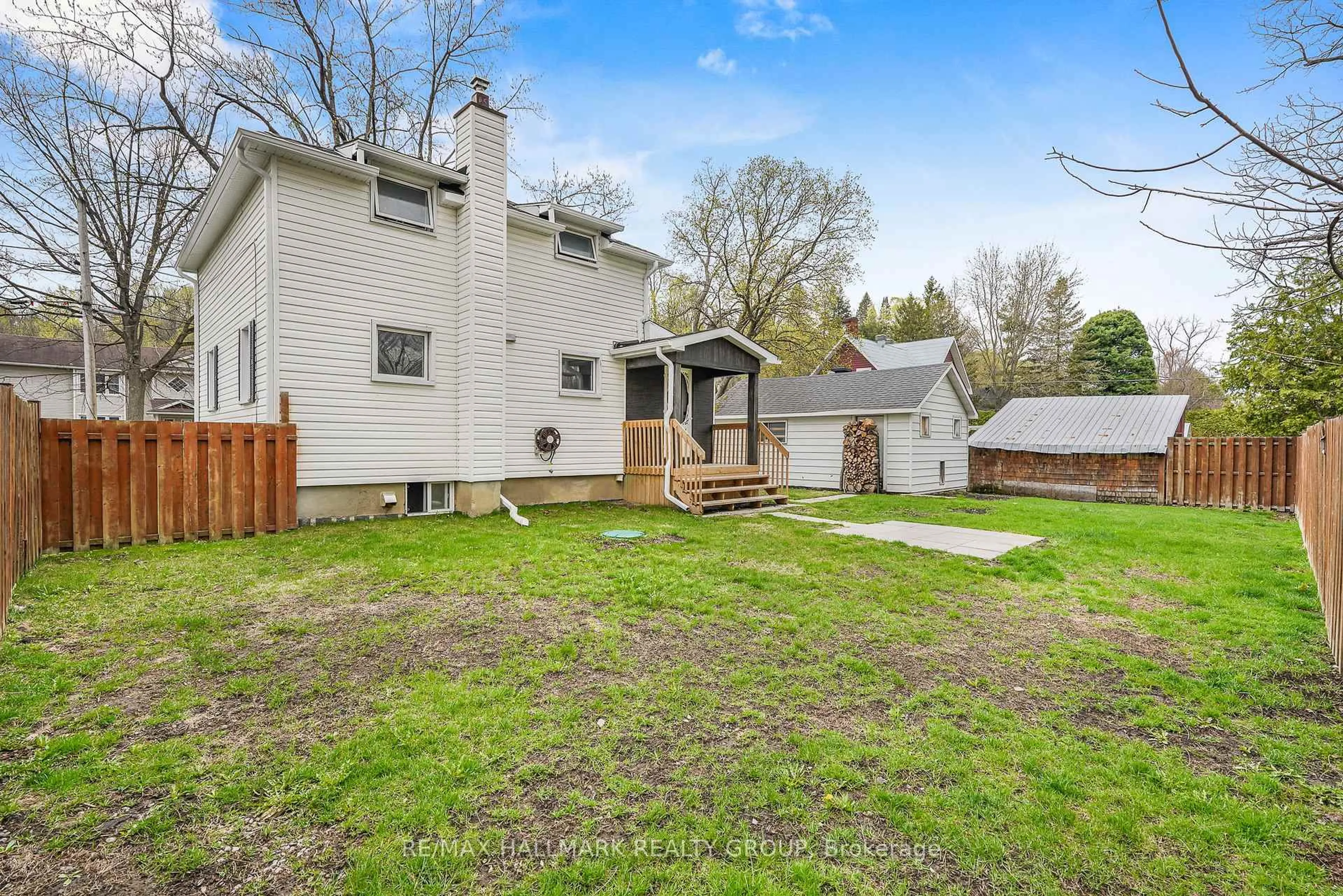 A pic from outside/outdoor area/front of a property/back of a property/a pic from drone, street for 2545 MARKET St, Ottawa Ontario K4C 1A4