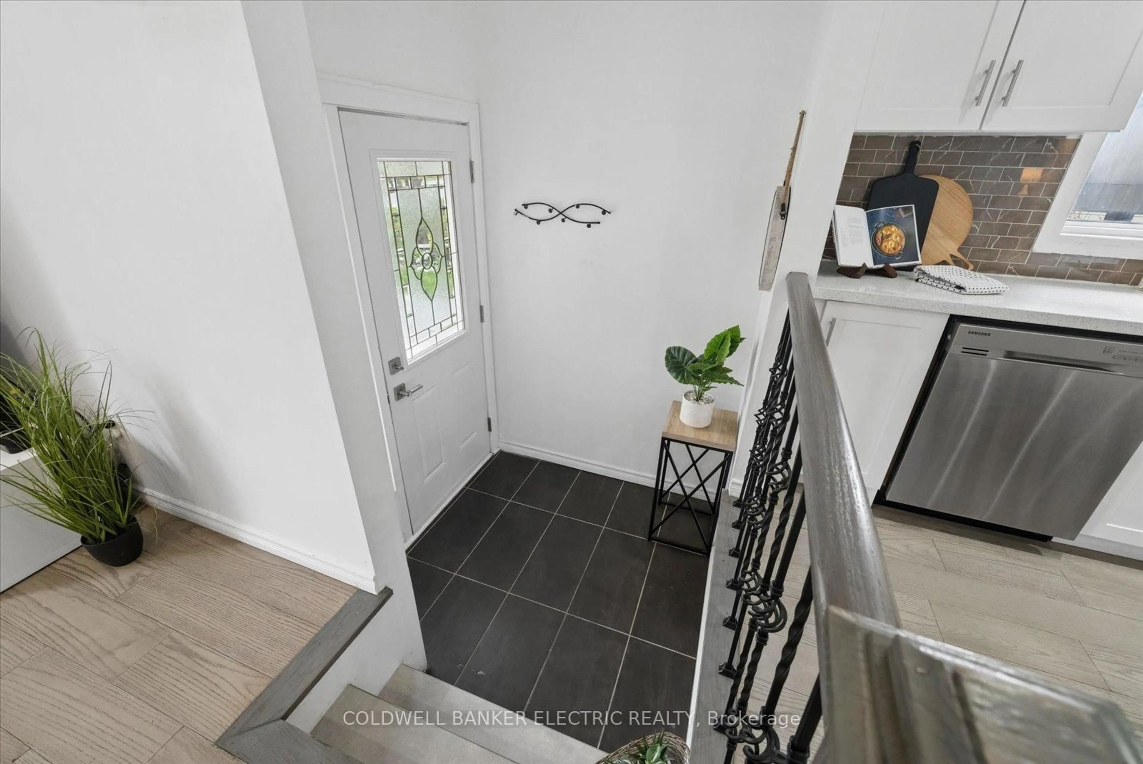 Indoor entryway for 265 Sunset Blvd, Peterborough Ontario K9H 5L1