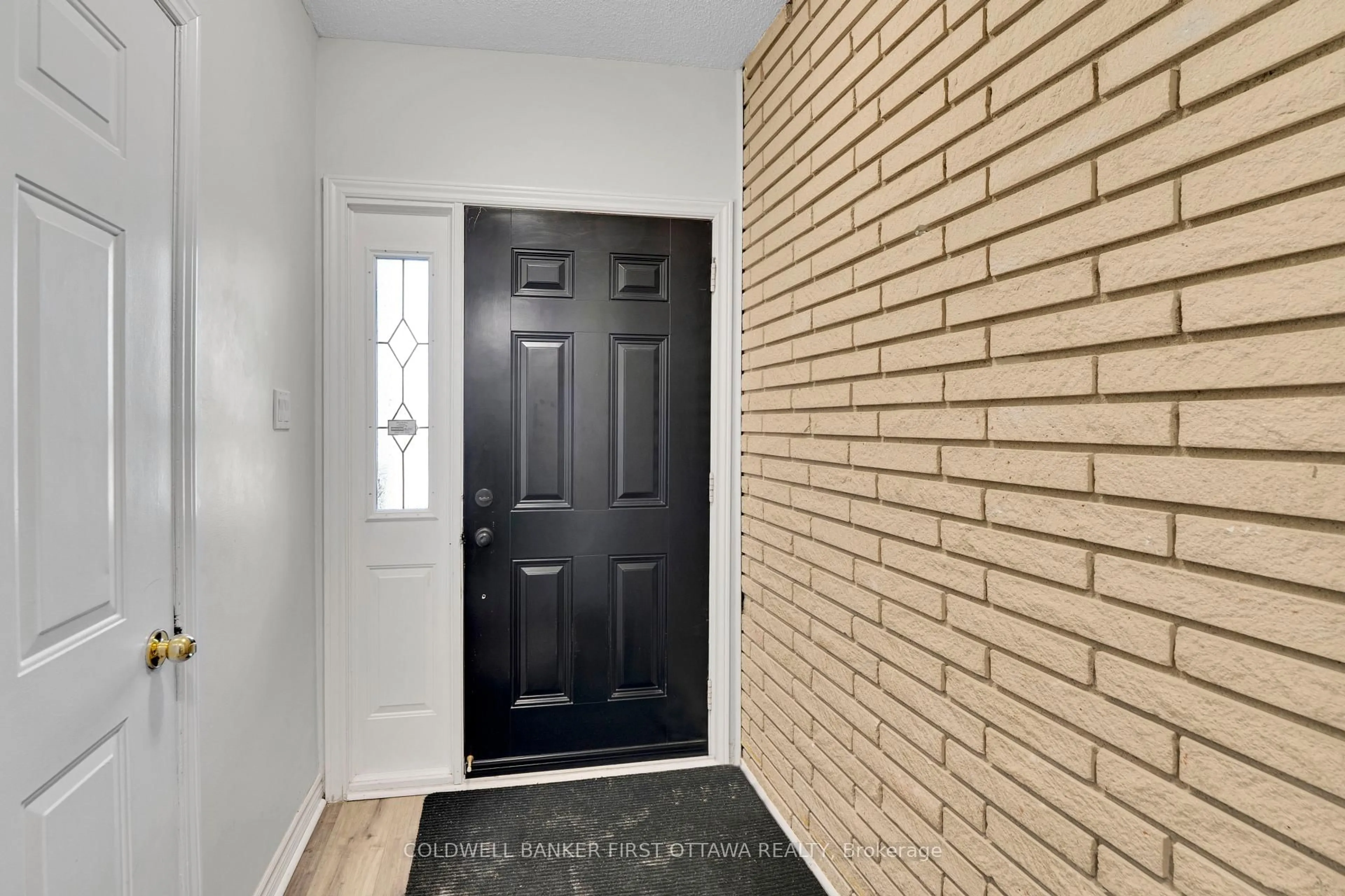Indoor entryway for 876 Balsam Dr, Ottawa Ontario K1E 1B5