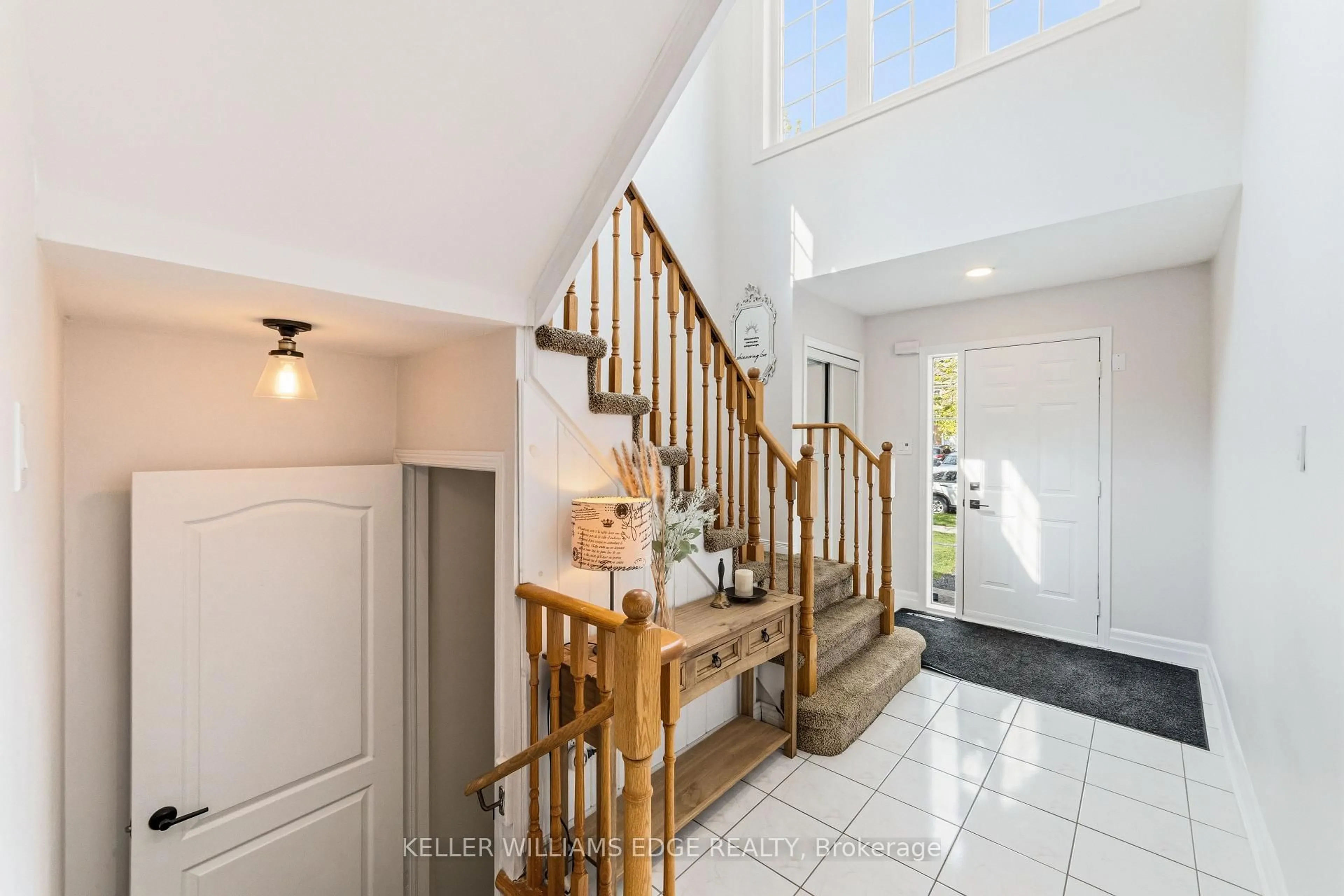Indoor entryway for 39 Harnesworth Cres, Hamilton Ontario L0R 2H6