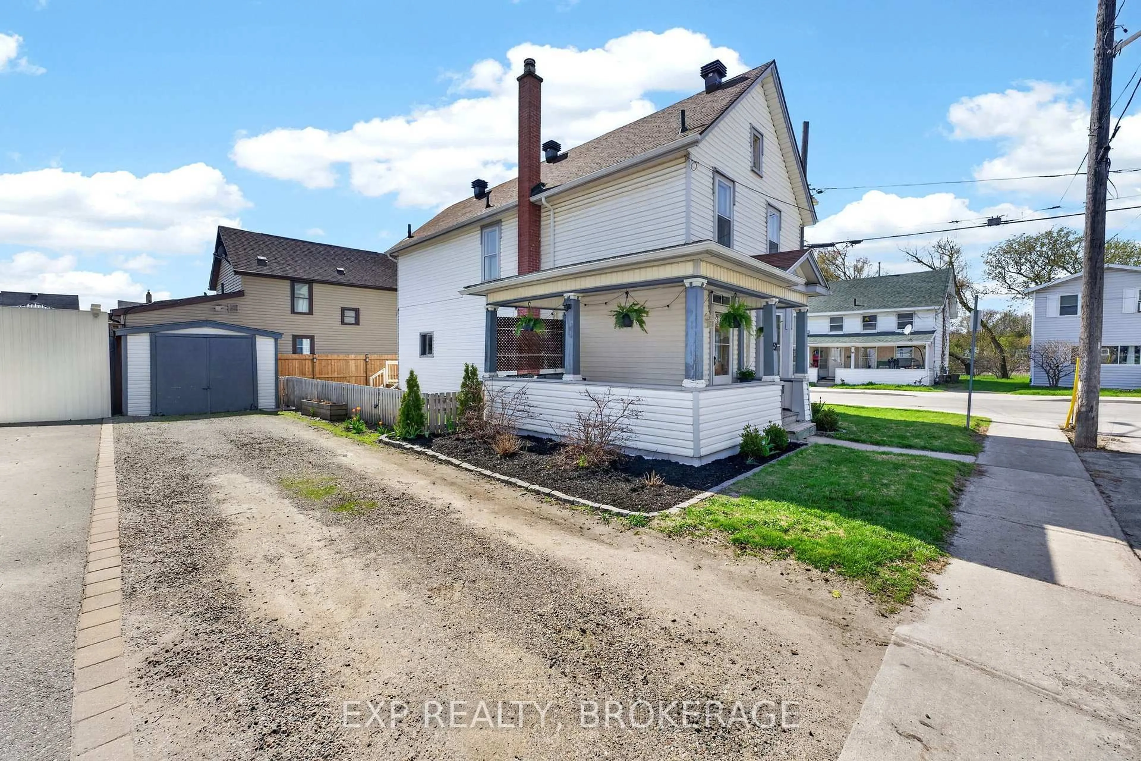 A pic from outside/outdoor area/front of a property/back of a property/a pic from drone, street for 52 Daniel St, Brockville Ontario K6V 4Z5