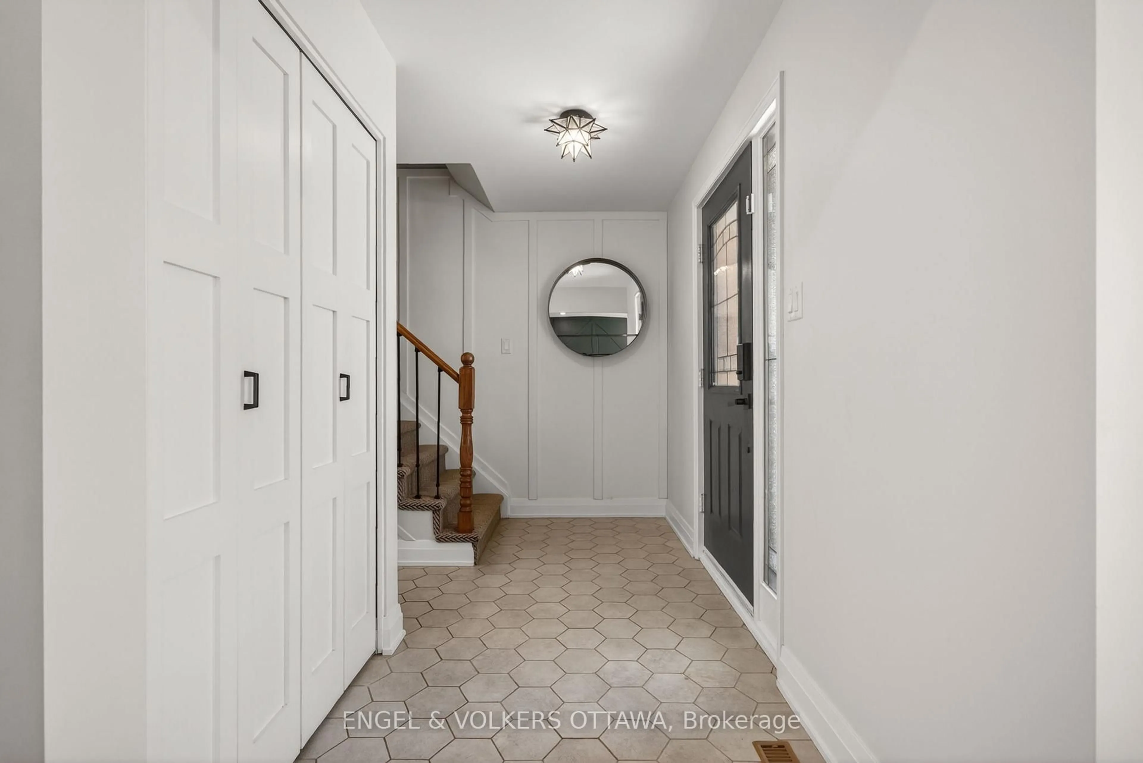 Indoor entryway for 12 Mancil Dr, Ottawa Ontario K2J 2J5