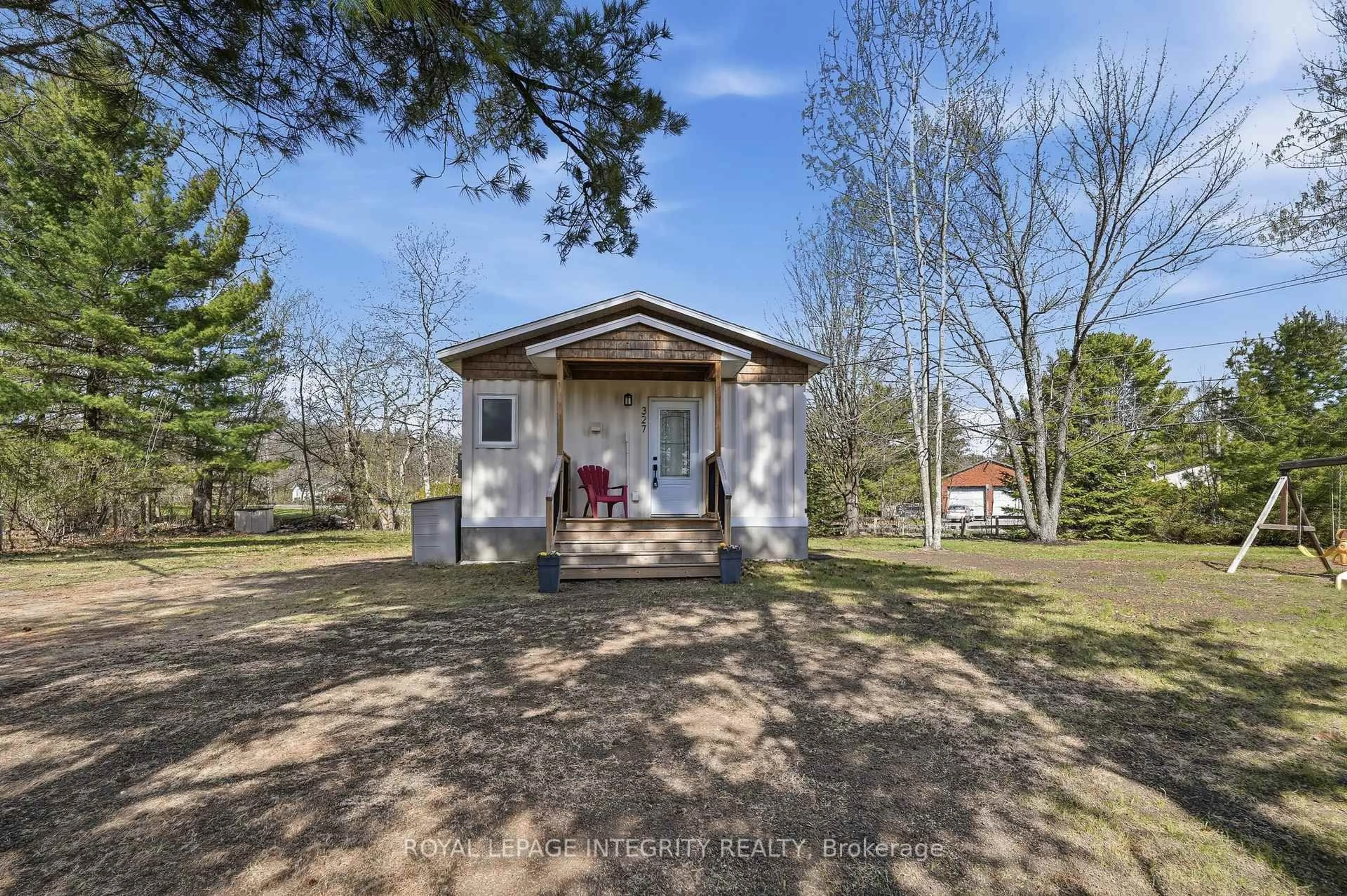 A pic from outside/outdoor area/front of a property/back of a property/a pic from drone, street for 327 Bayview Dr, Ottawa Ontario K0A 3M0