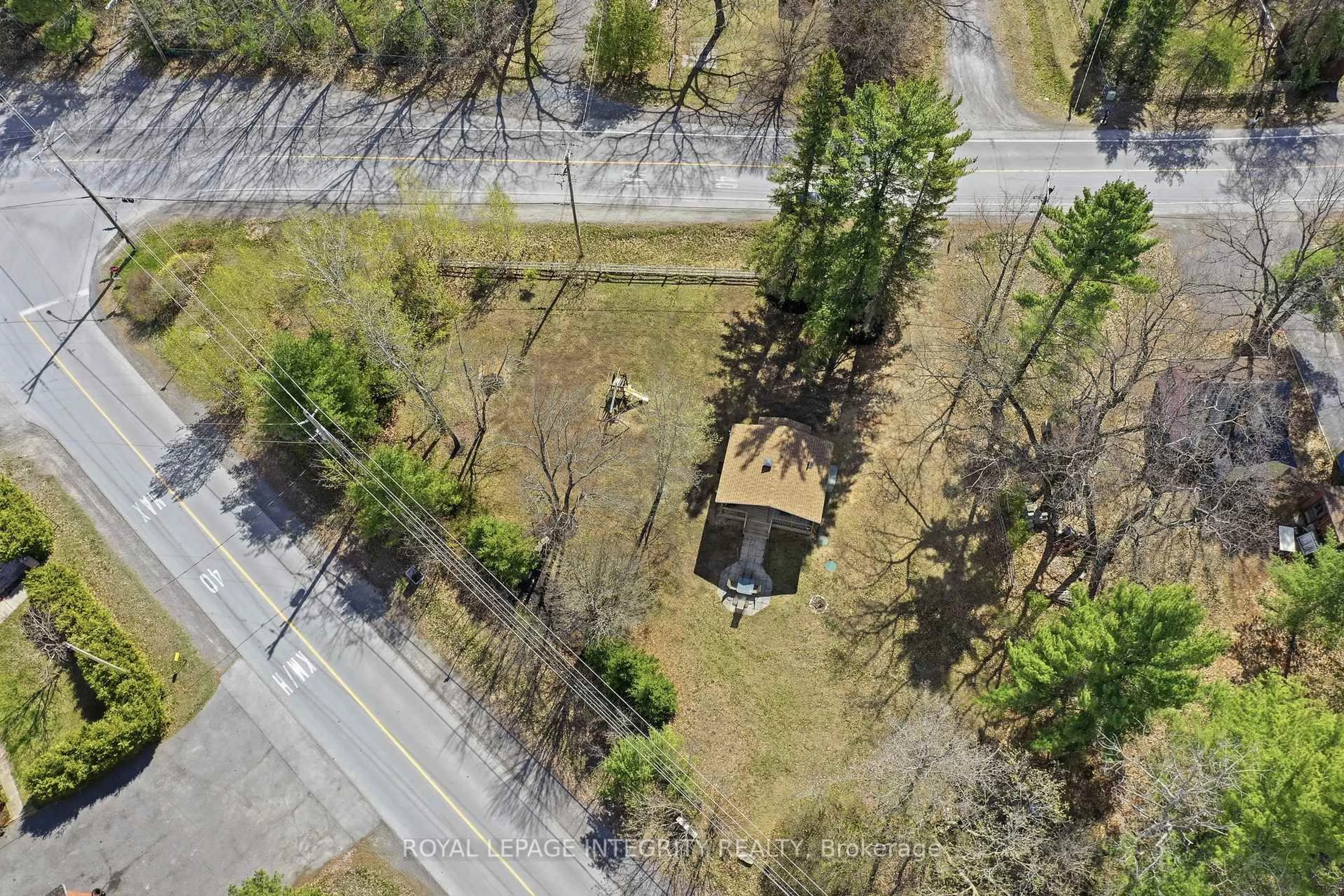 A pic from outside/outdoor area/front of a property/back of a property/a pic from drone, street for 327 Bayview Dr, Ottawa Ontario K0A 3M0