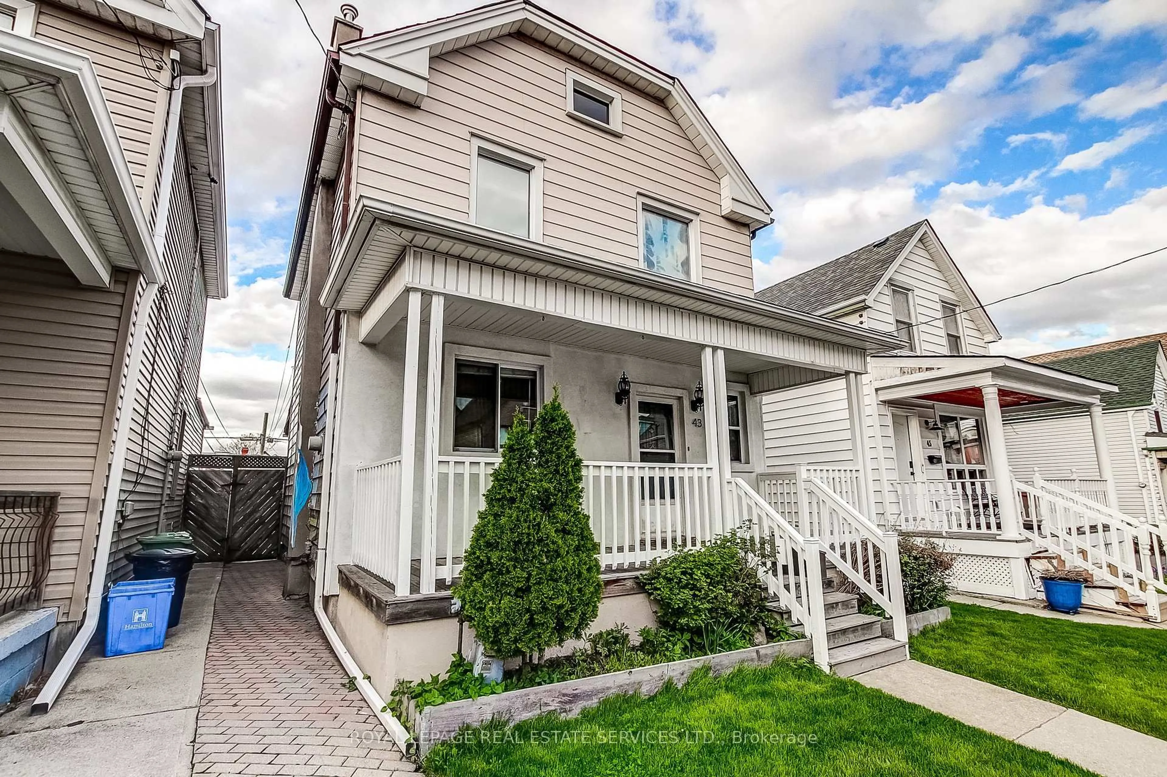 Home with vinyl exterior material, street for 43 Rosemont Ave, Hamilton Ontario L8L 2M4