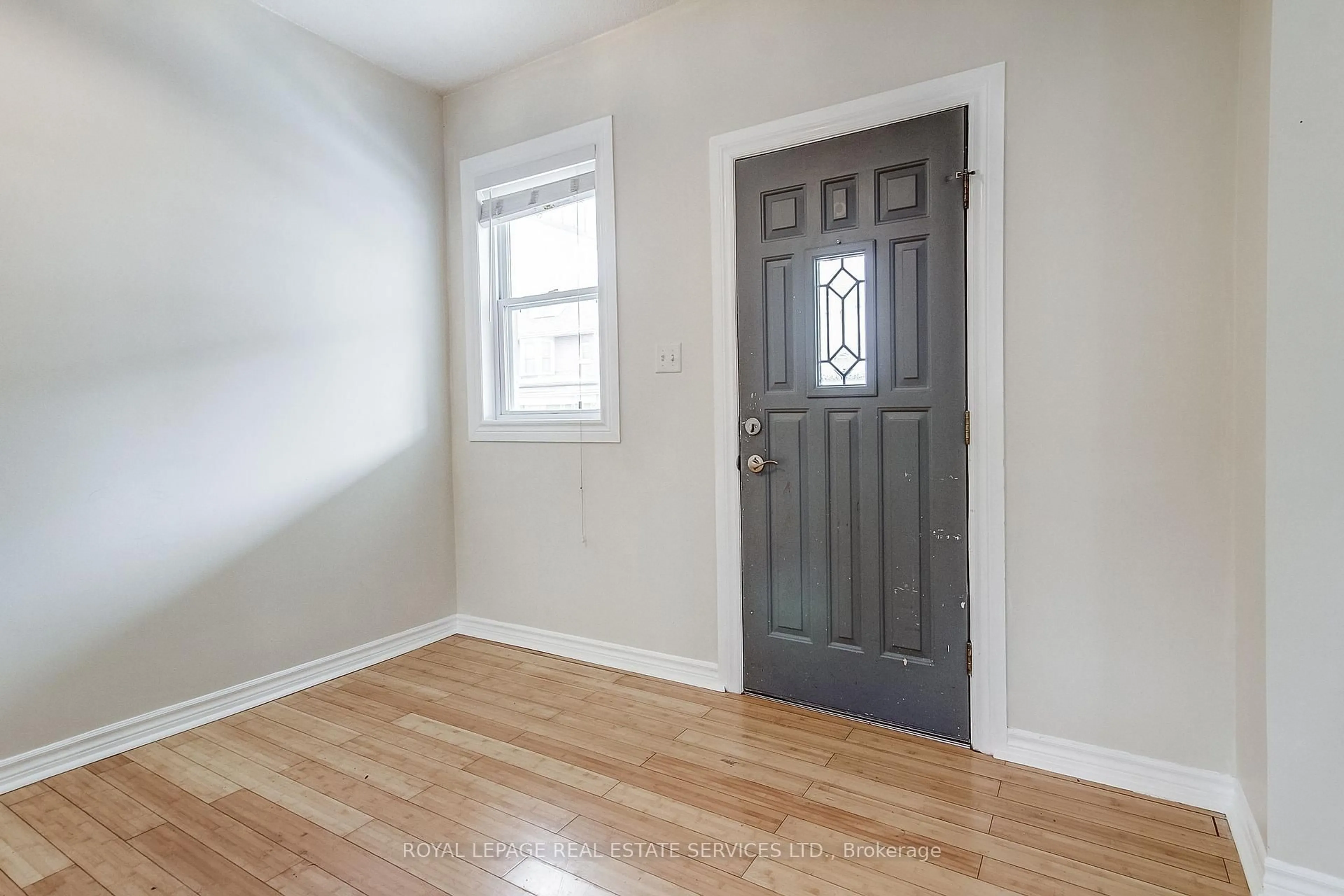 Indoor entryway for 43 Rosemont Ave, Hamilton Ontario L8L 2M4