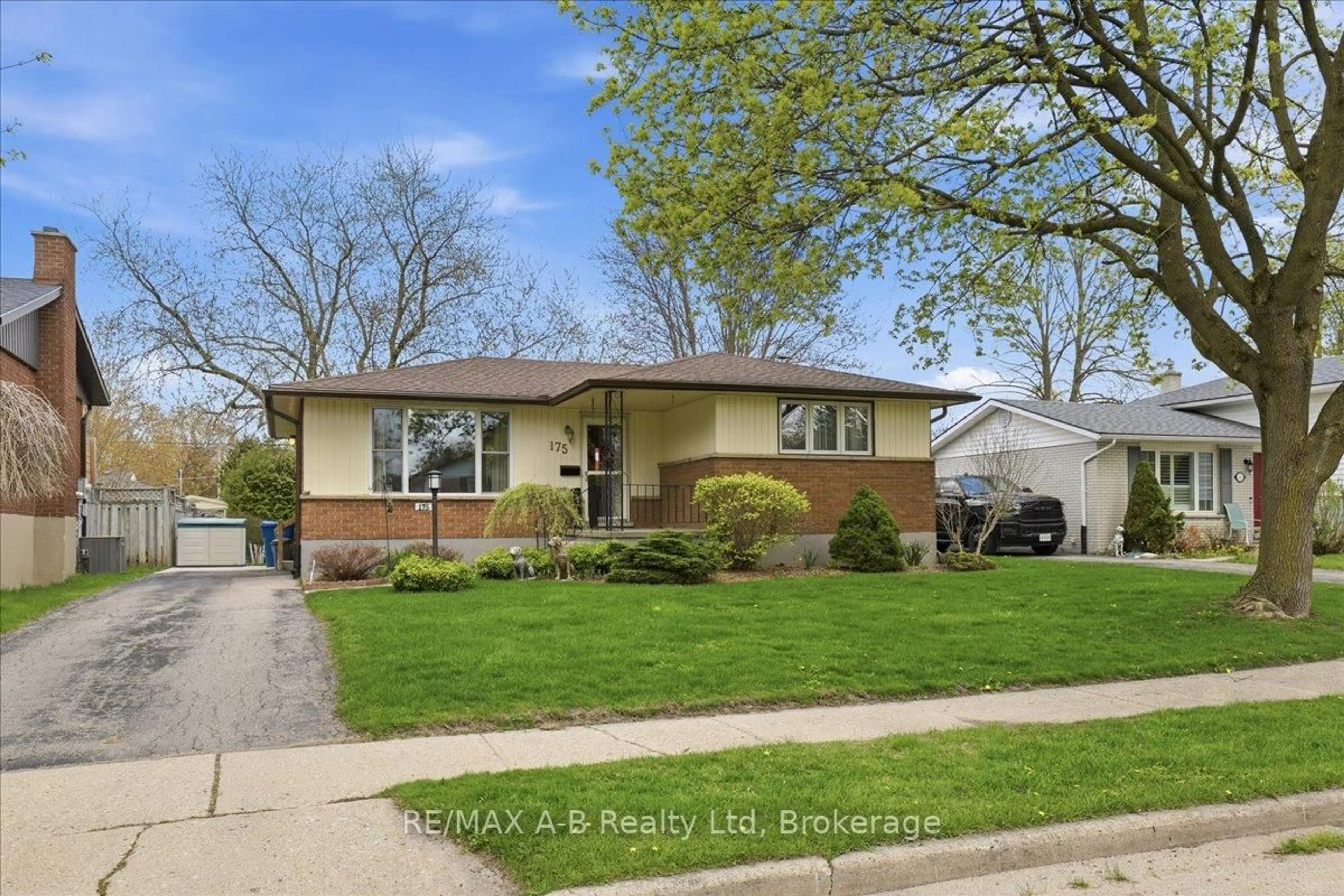 Home with vinyl exterior material, street for 175 Mowat St, Stratford Ontario N5A 2C2