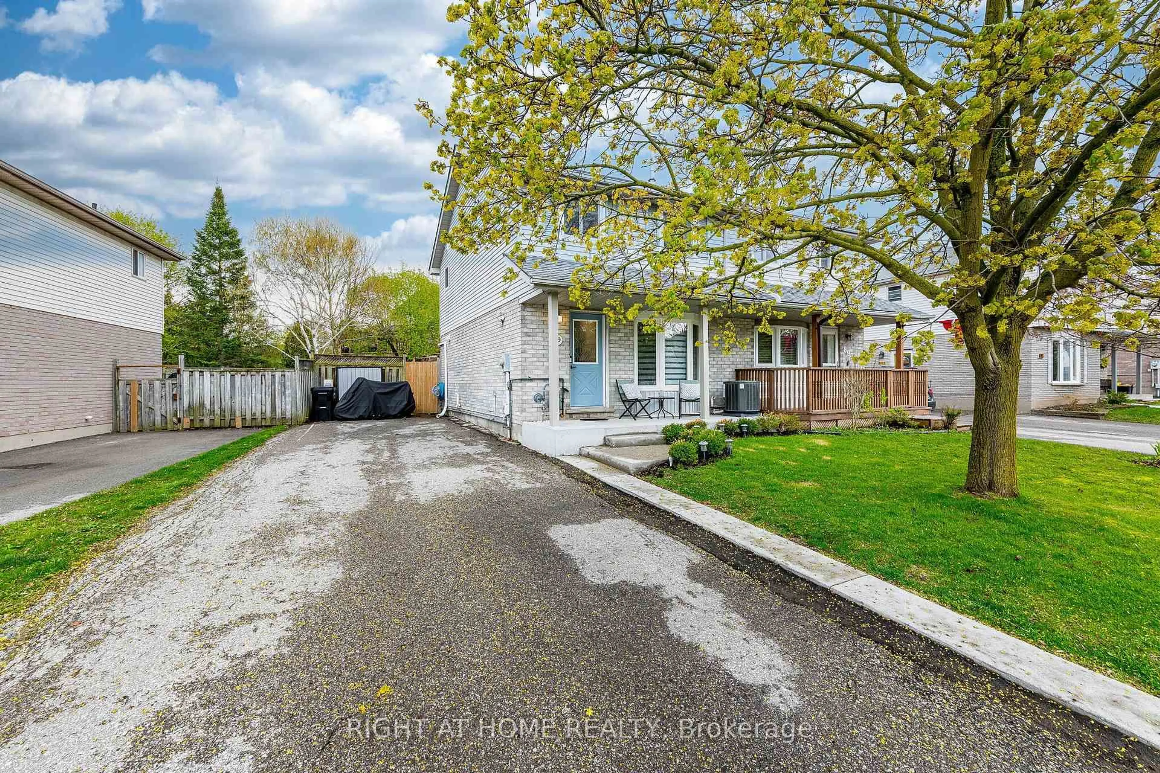 A pic from outside/outdoor area/front of a property/back of a property/a pic from drone, street for 899 Elgin St, Cambridge Ontario N1R 8C4