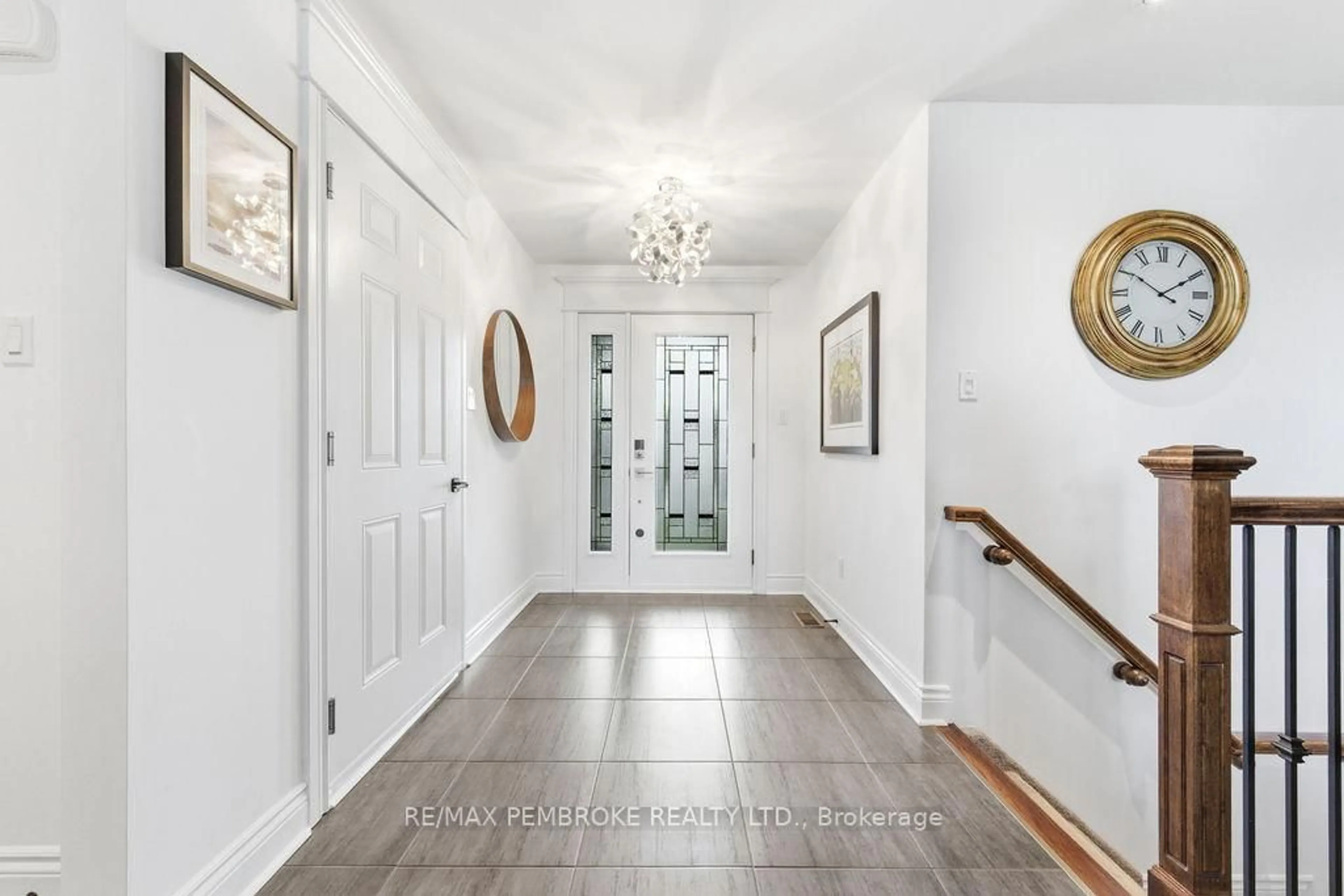 Indoor entryway for 19 Nick St, Petawawa Ontario K8H 0C2