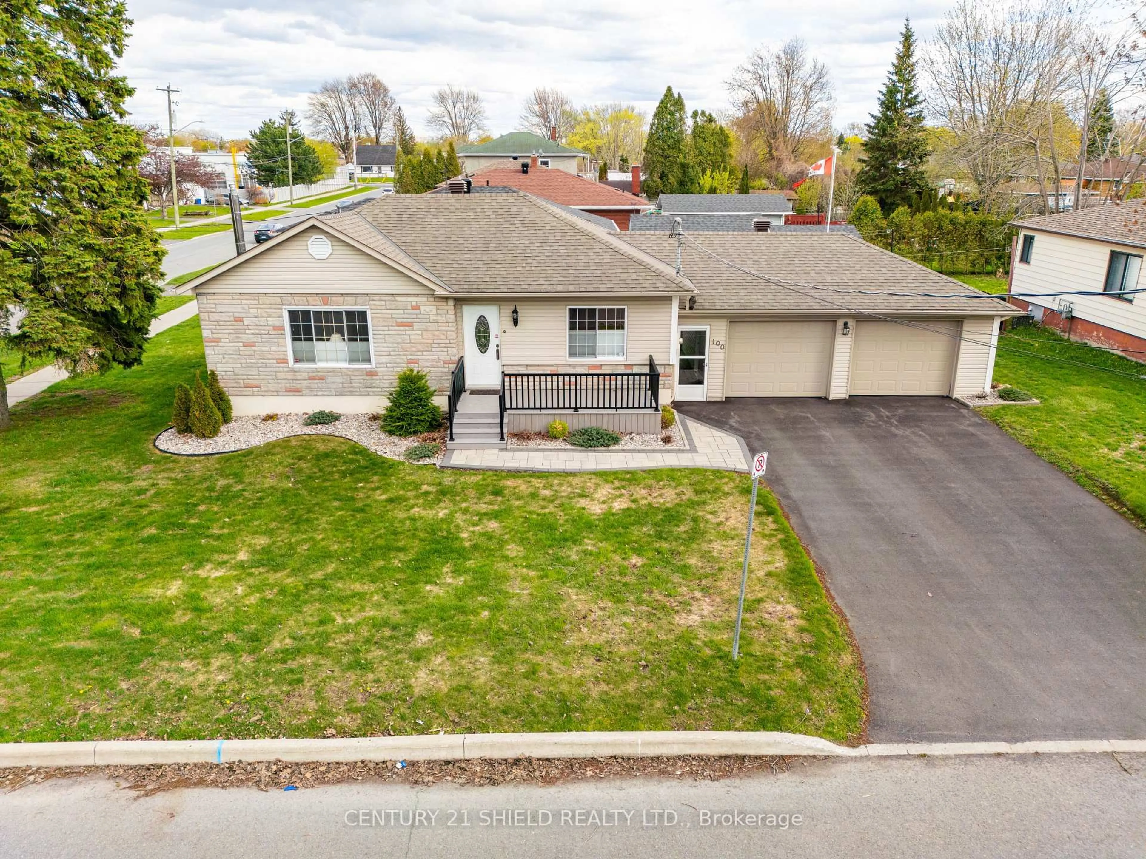 A pic from outside/outdoor area/front of a property/back of a property/a pic from drone, street for 100 14th St, Cornwall Ontario K6J 3H8