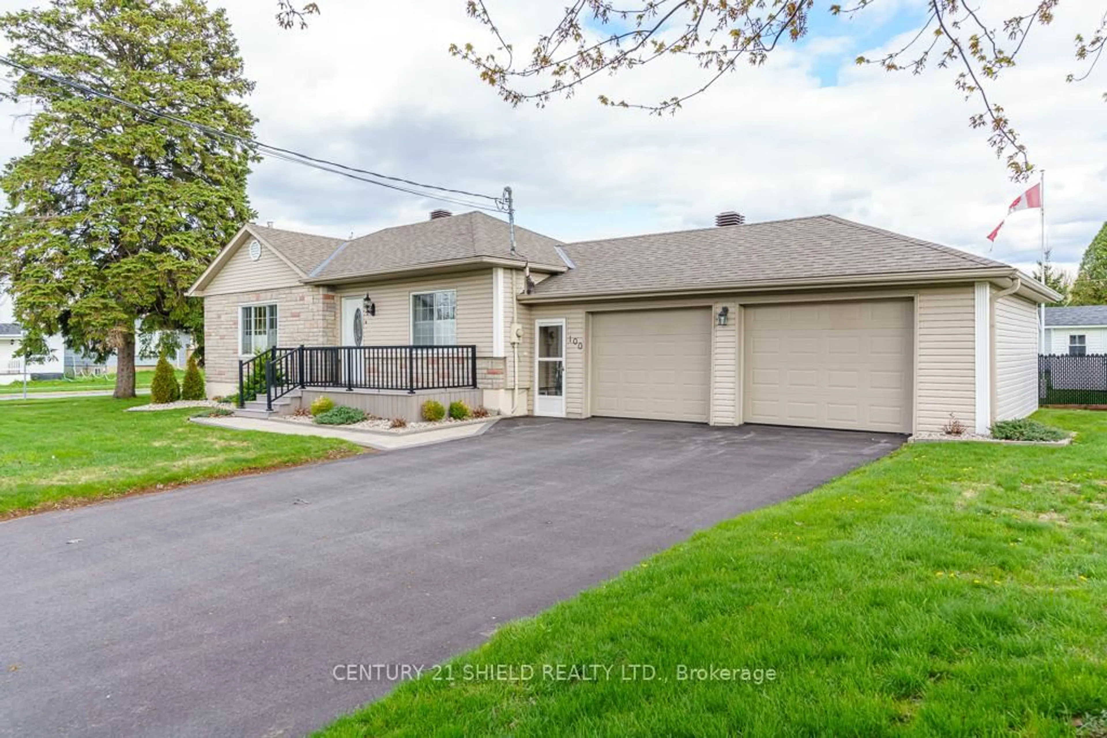 A pic from outside/outdoor area/front of a property/back of a property/a pic from drone, street for 100 14th St, Cornwall Ontario K6J 3H8