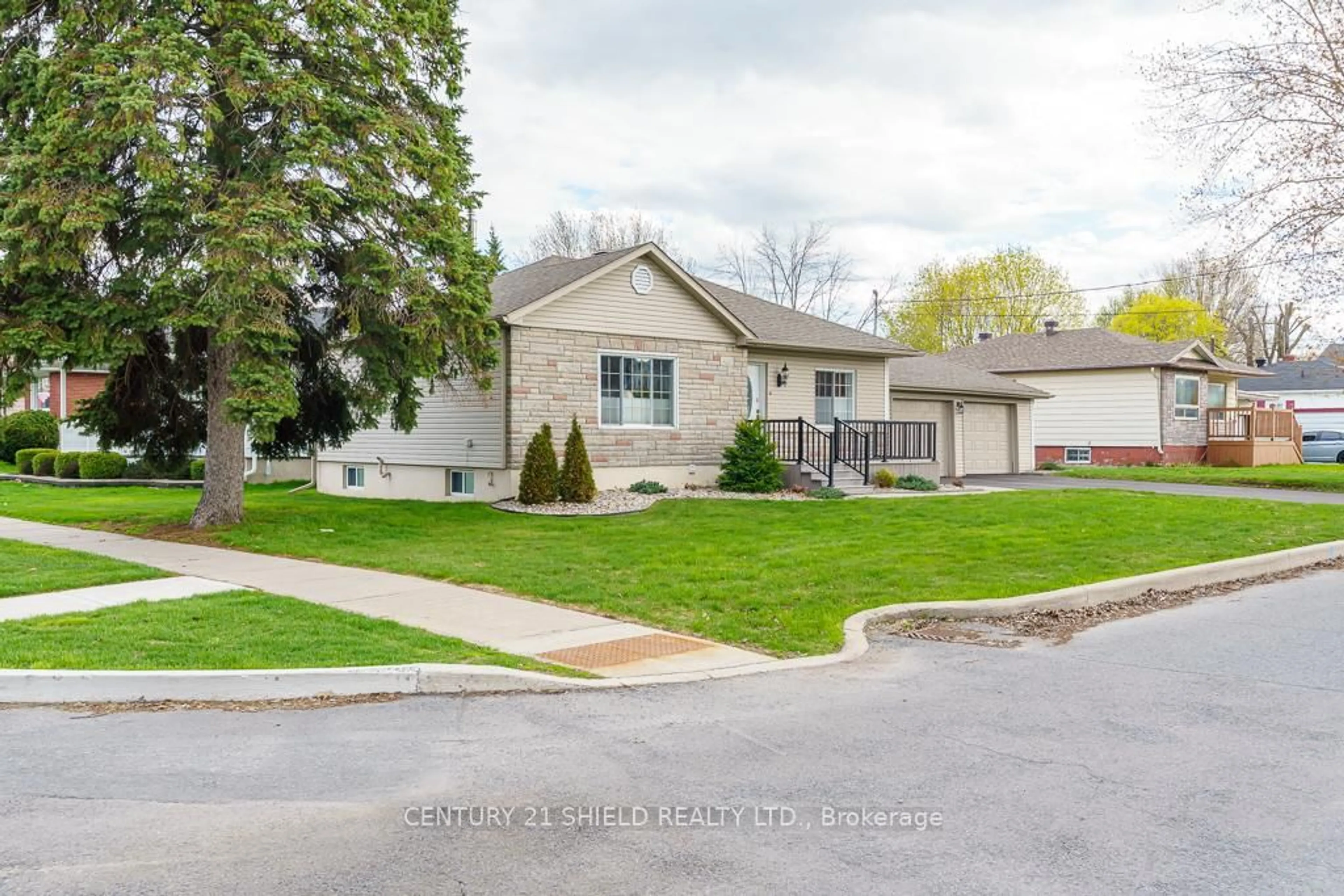 Unknown for 100 14th St, Cornwall Ontario K6J 3H8
