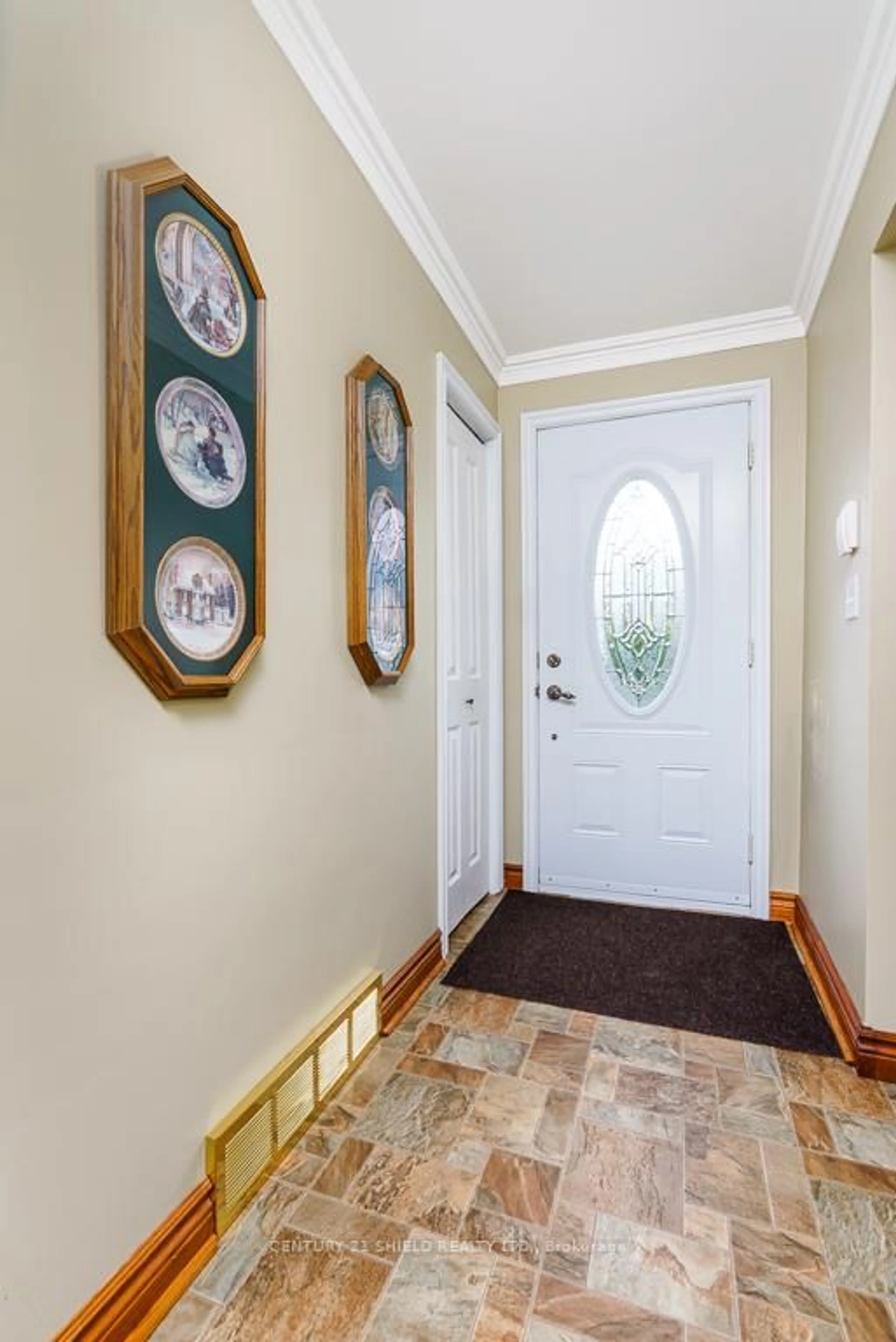 Indoor entryway for 100 14th St, Cornwall Ontario K6J 3H8