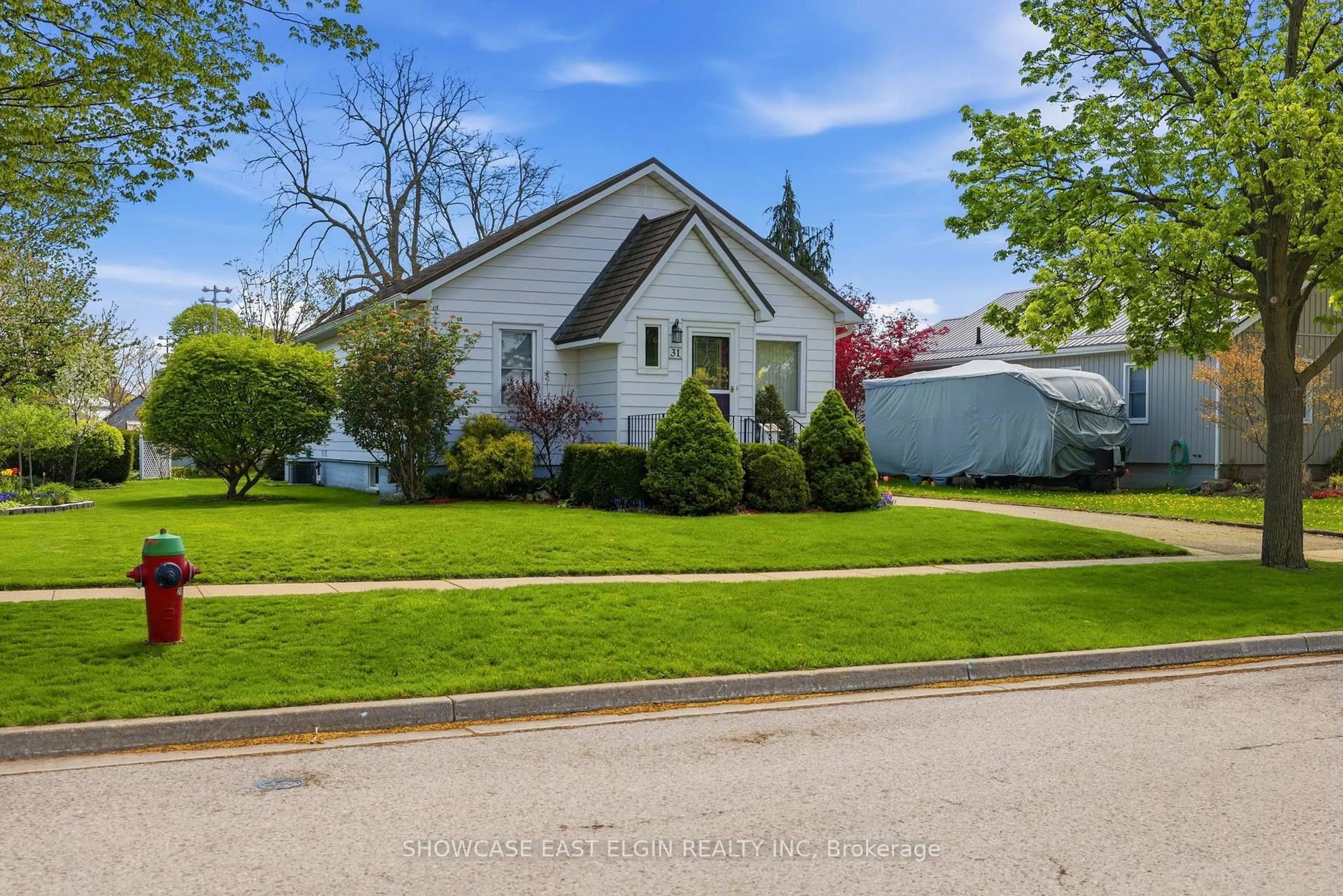 Home with vinyl exterior material, street for 31 Park St, Aylmer Ontario N5H 2P2