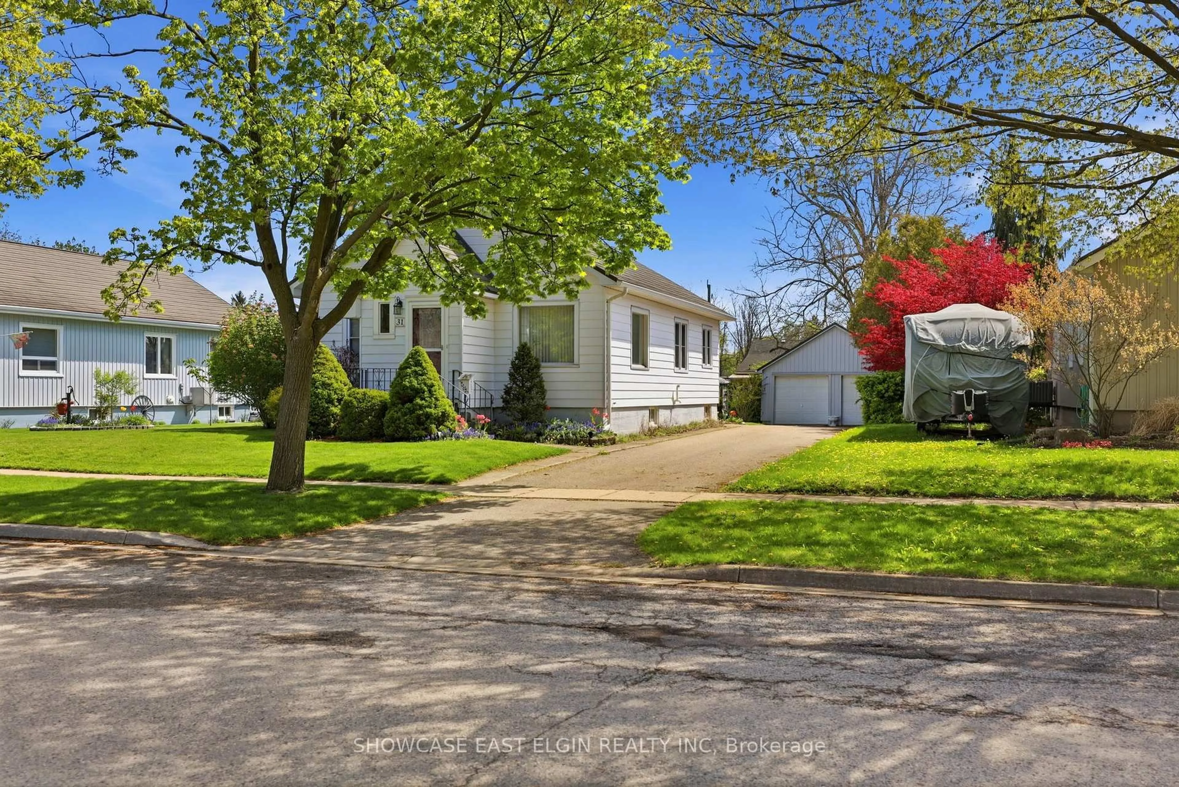 A pic from outside/outdoor area/front of a property/back of a property/a pic from drone, street for 31 Park St, Aylmer Ontario N5H 2P2