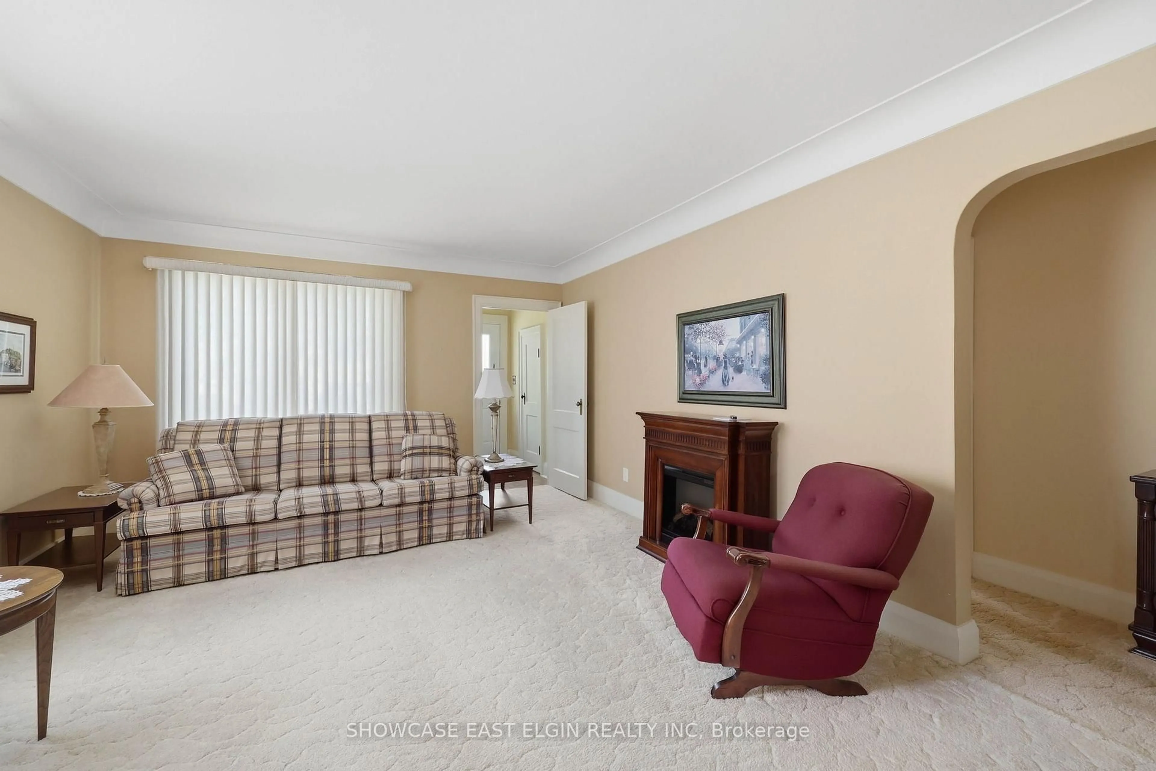 Living room with furniture, carpet floor for 31 Park St, Aylmer Ontario N5H 2P2