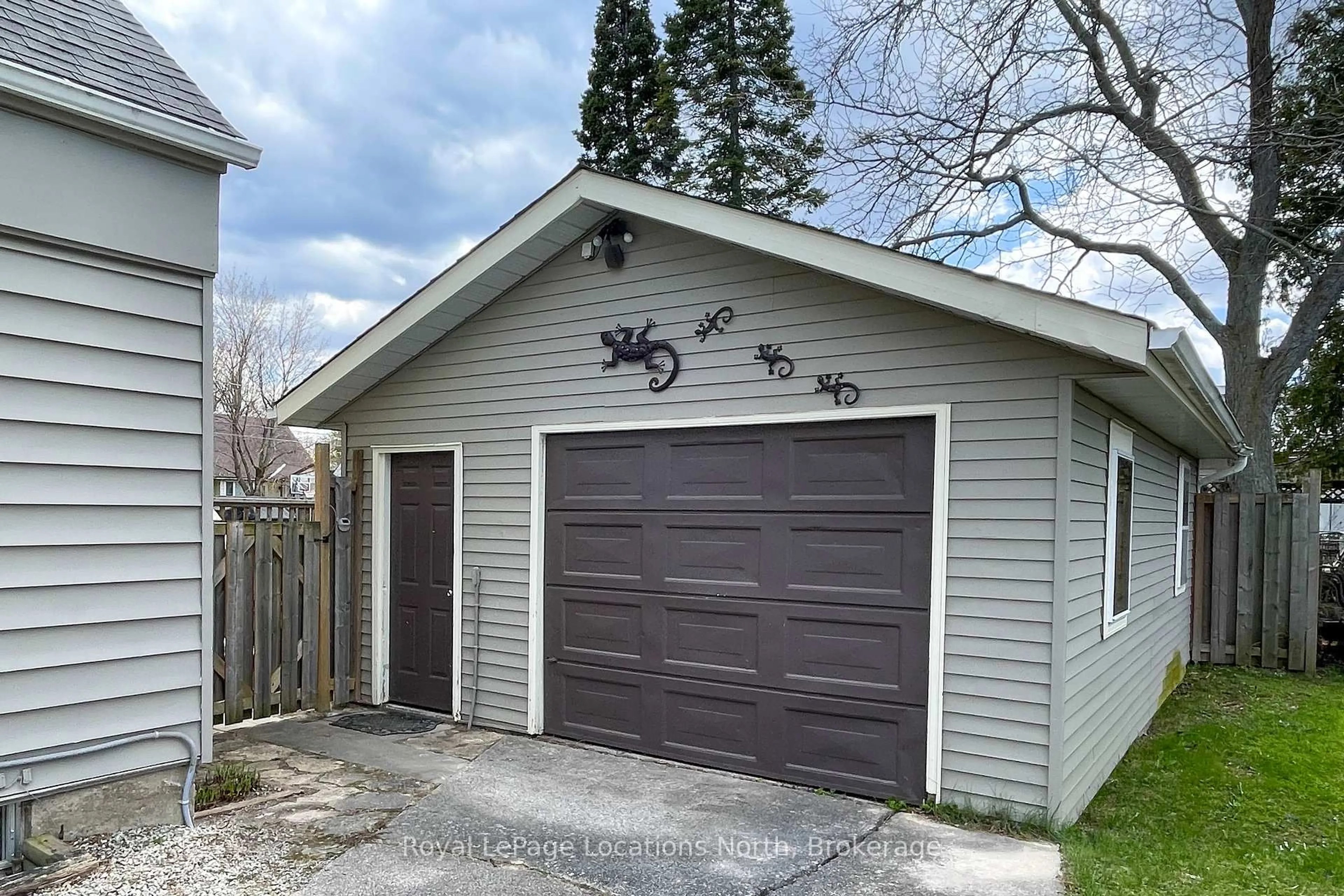 Indoor garage for 238 Trowbridge St, Meaford Ontario N4L 1M9