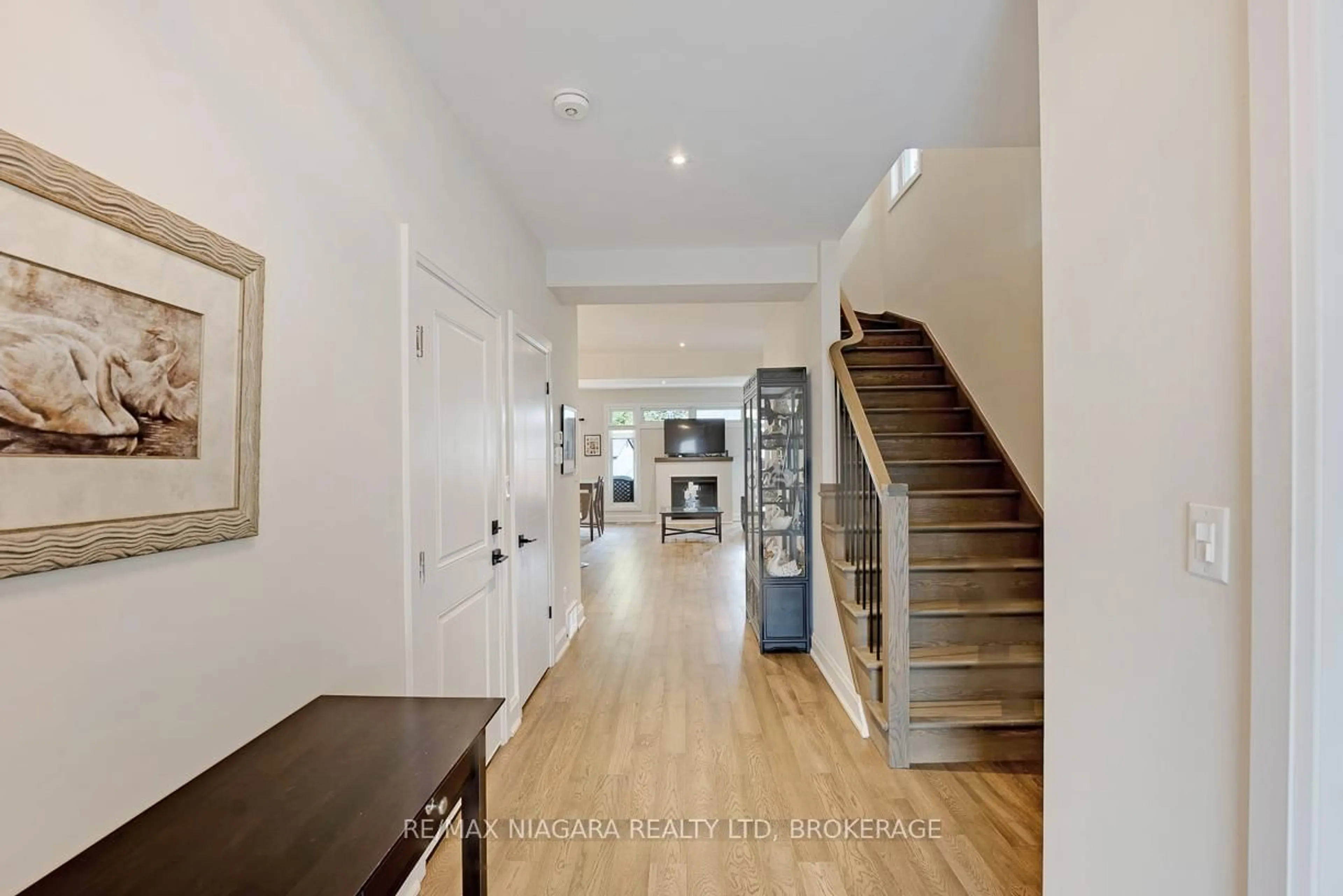Indoor entryway for 77B BROADWAY, St. Catharines Ontario L2M 7Y3