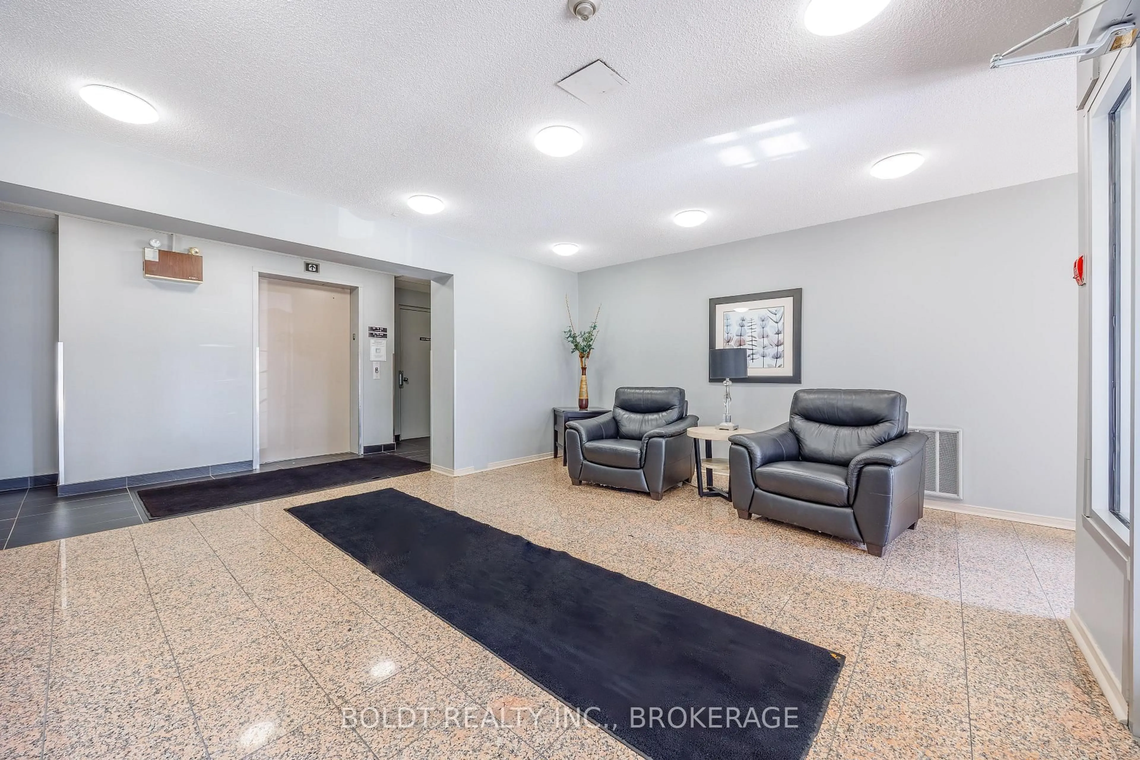 Indoor foyer for 78 Roehampton Ave #313, St. Catharines Ontario L2M 7W9
