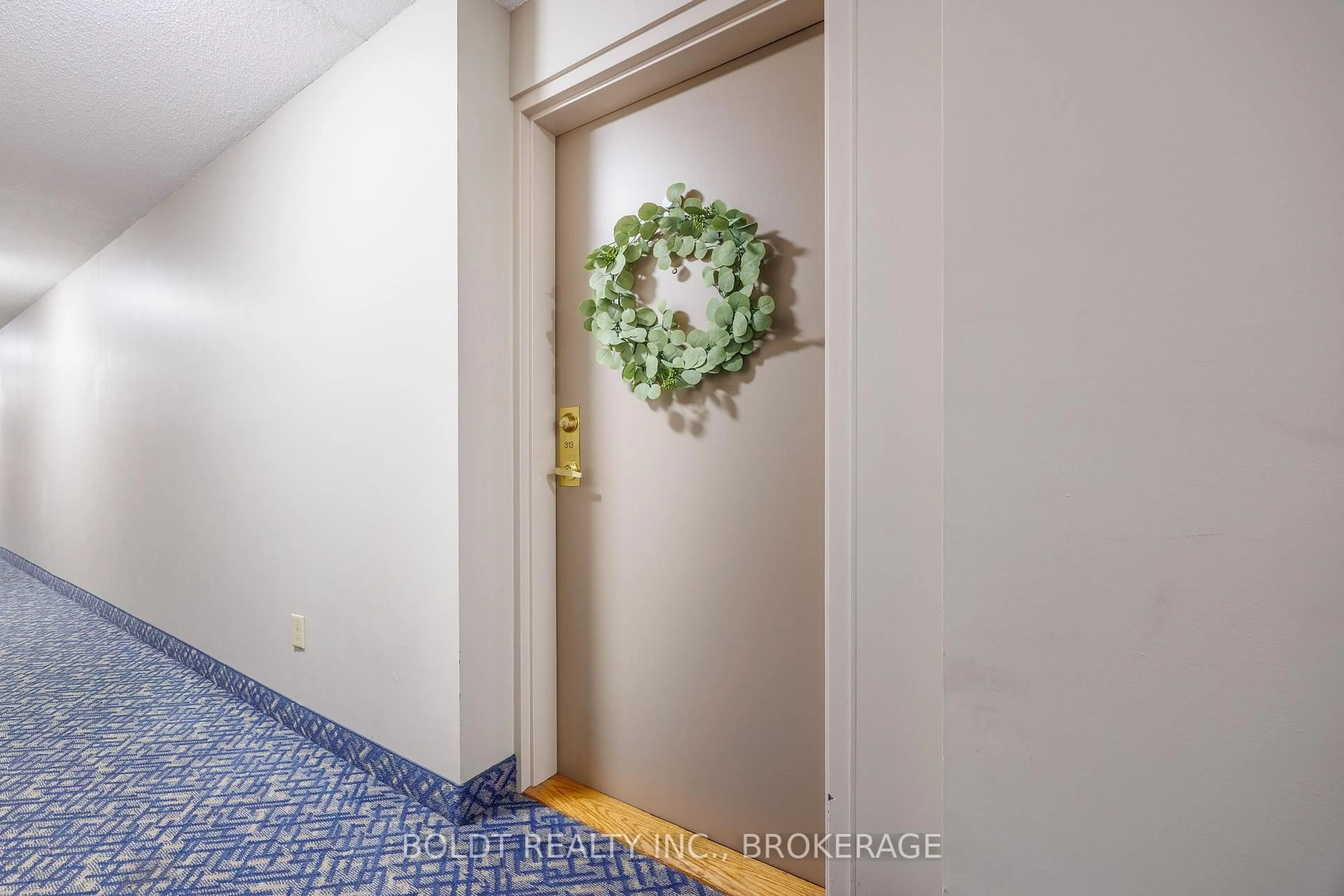 Indoor foyer for 78 Roehampton Ave #313, St. Catharines Ontario L2M 7W9