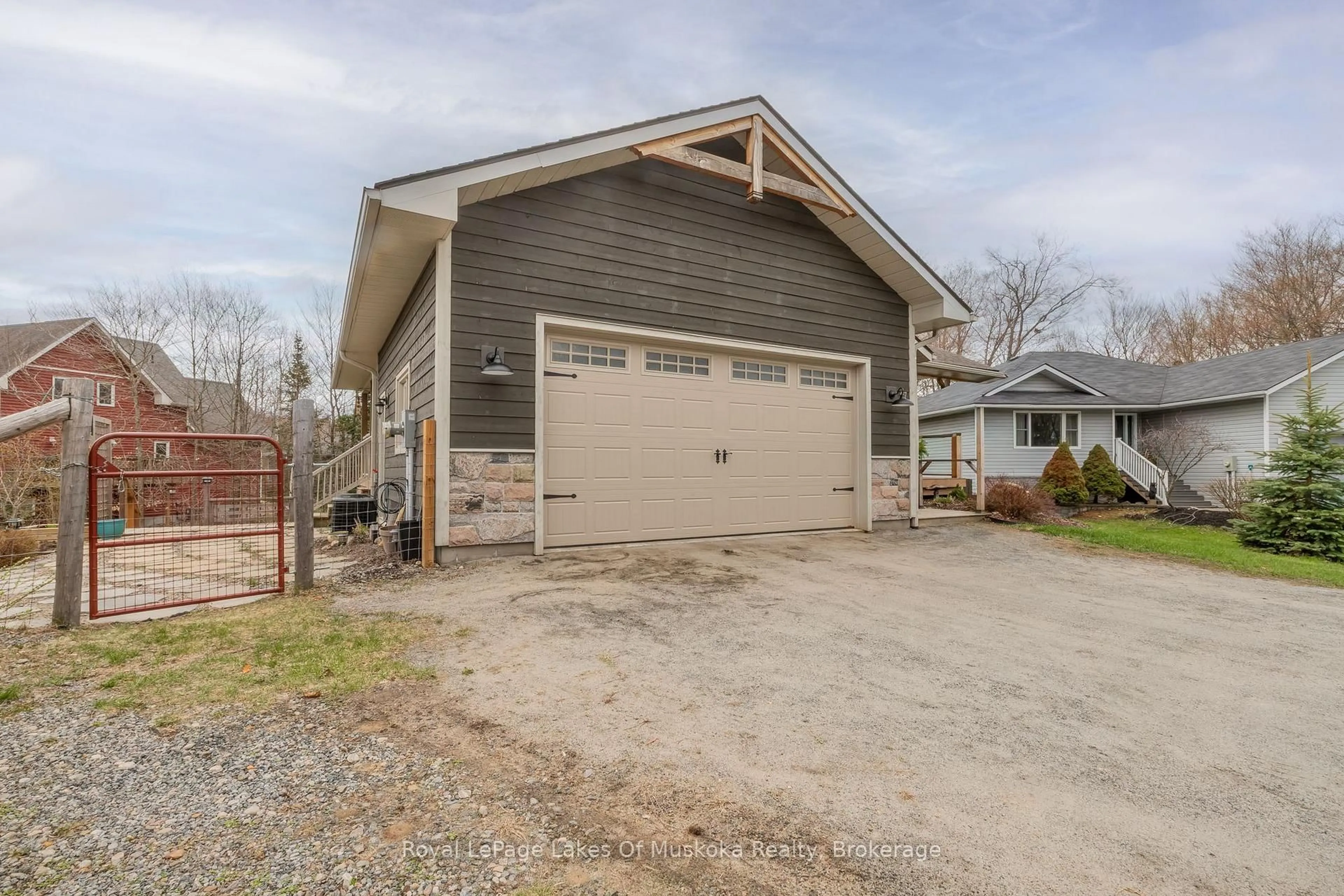 Indoor garage for 17 Hart Crt, Huntsville Ontario P1H 1T6