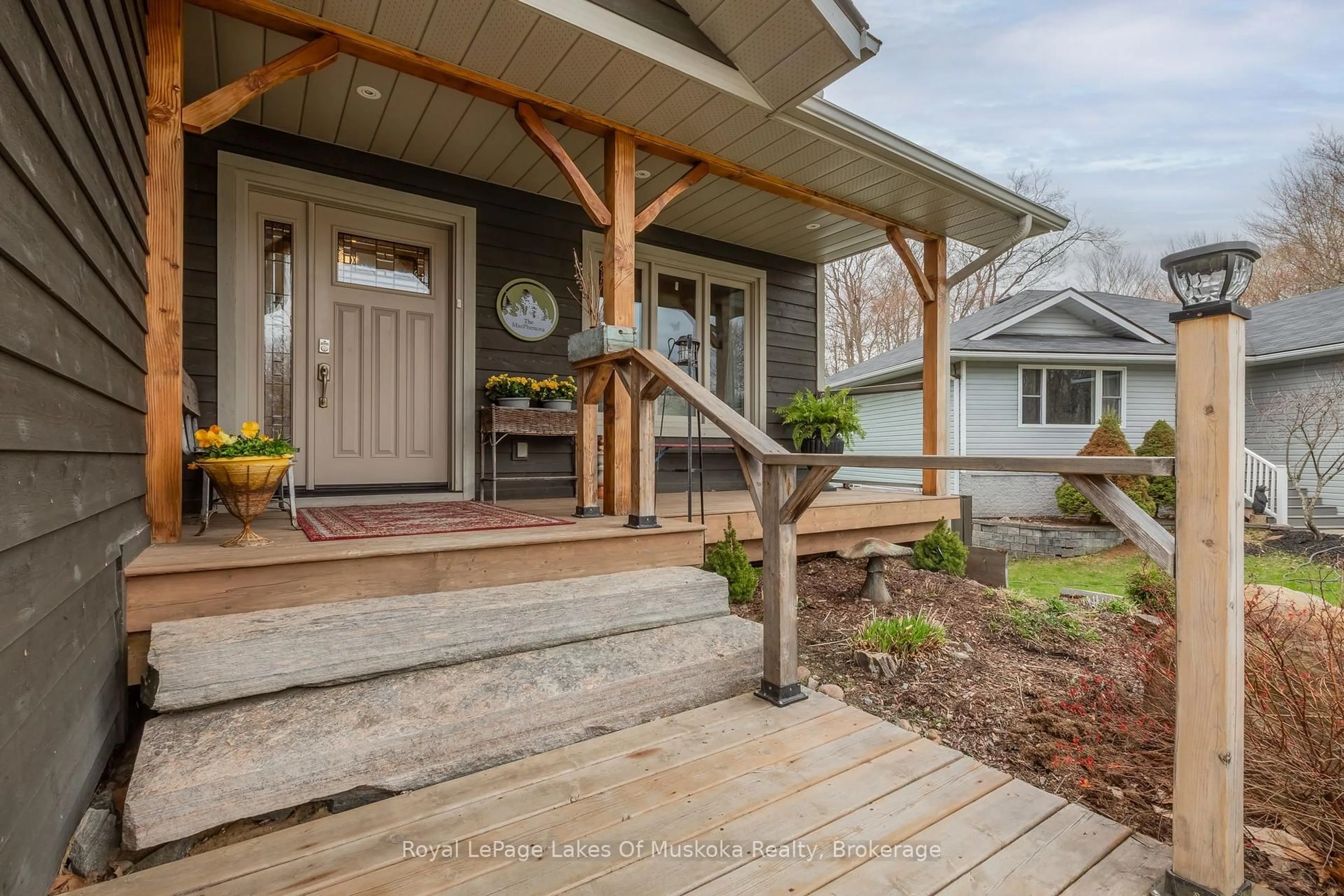 Indoor entryway for 17 Hart Crt, Huntsville Ontario P1H 1T6