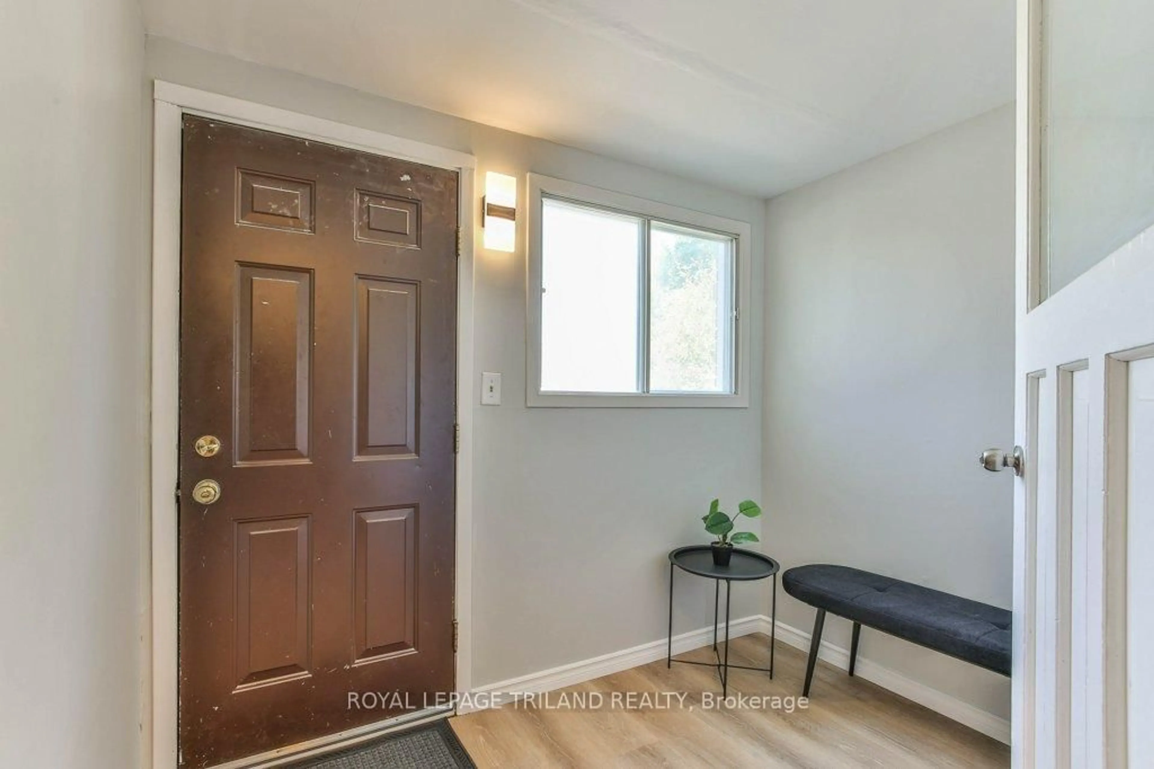 Indoor entryway for 10 LINWOOD St, London East Ontario N5Y 1W2