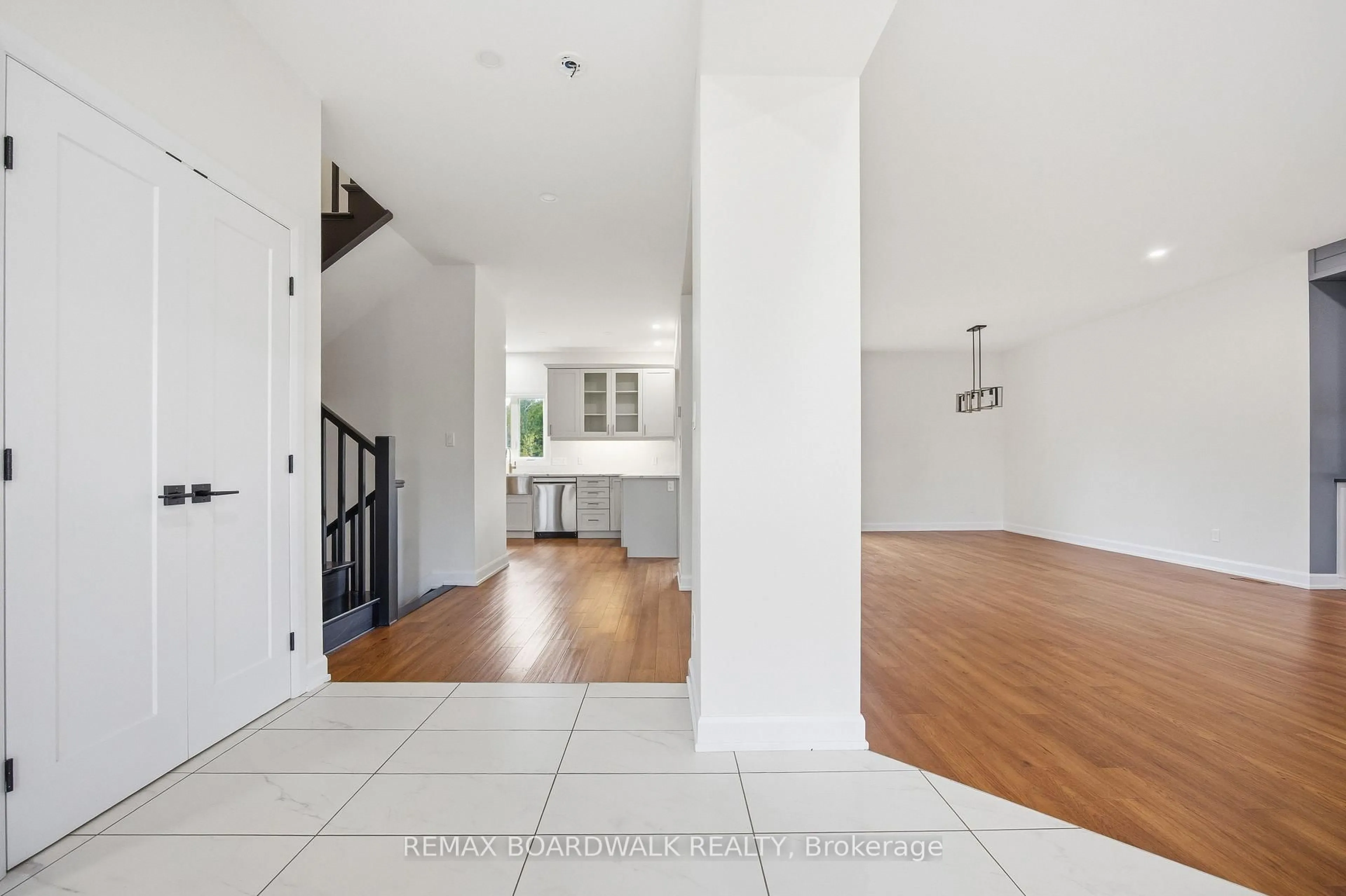 Indoor entryway for 447 Churchill Rd, Smiths Falls Ontario K7A 4S4