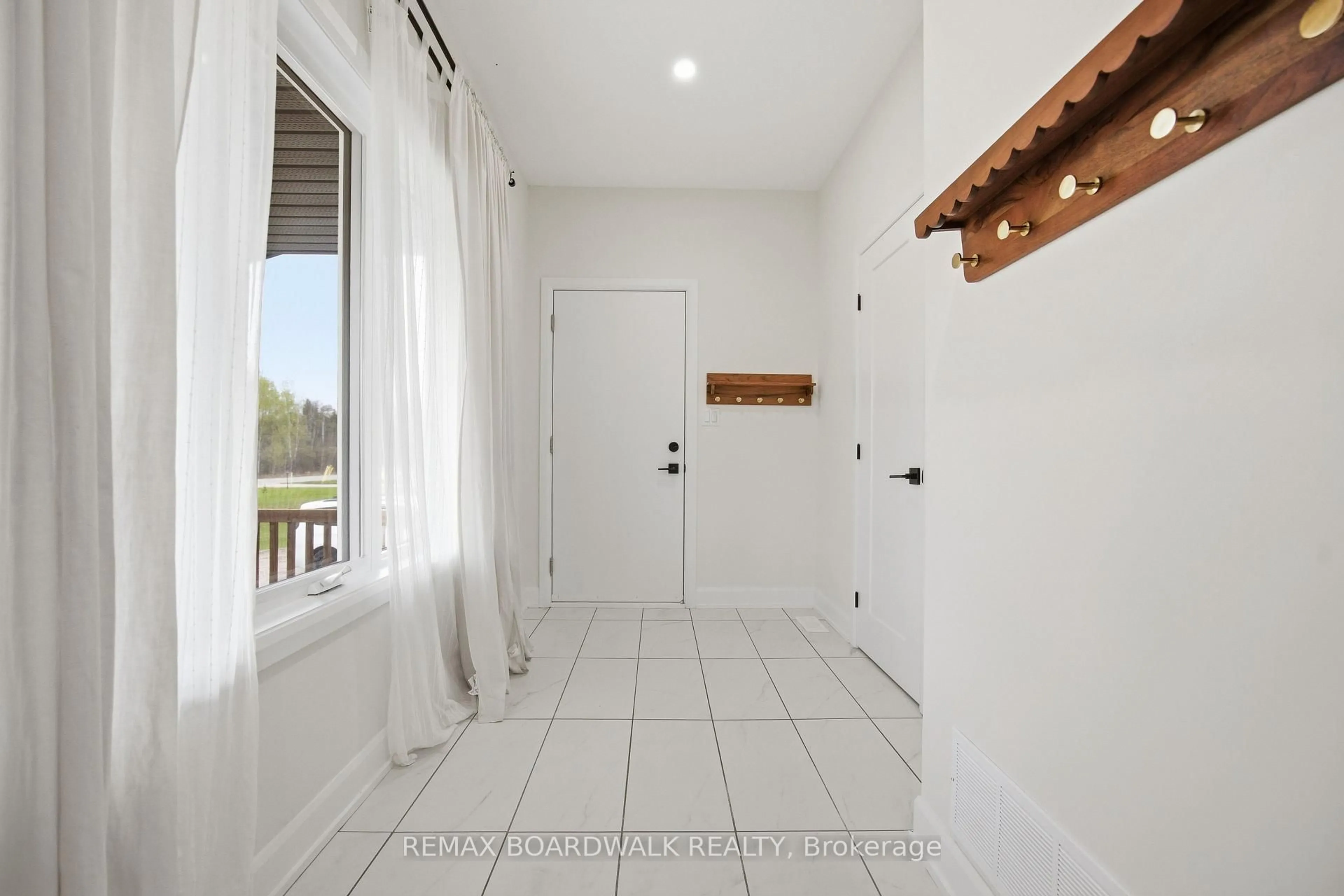 Indoor entryway for 447 Churchill Rd, Smiths Falls Ontario K7A 4S4