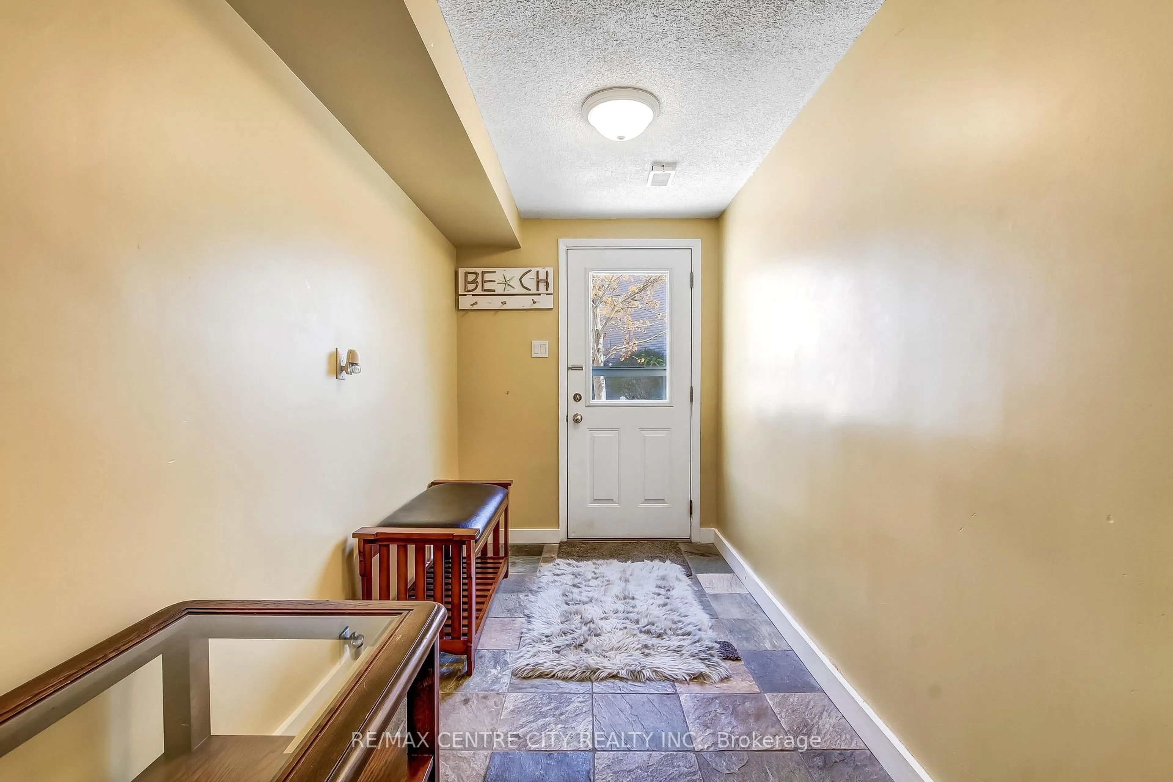 Indoor entryway for 301 Carlow Rd #29, Central Elgin Ontario N5L 1B7