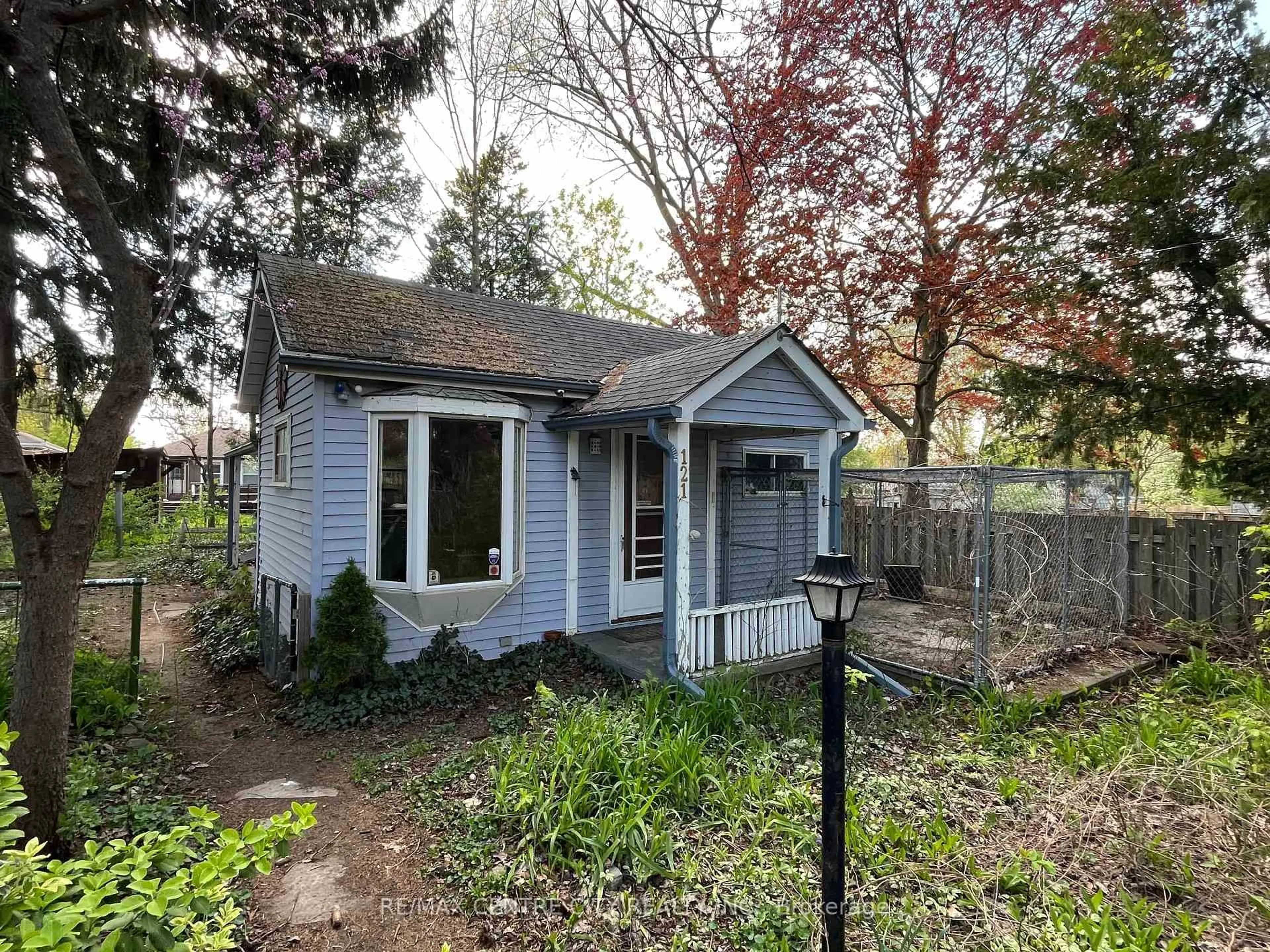 Shed for 121 Barker St, London East Ontario N5Y 1X9