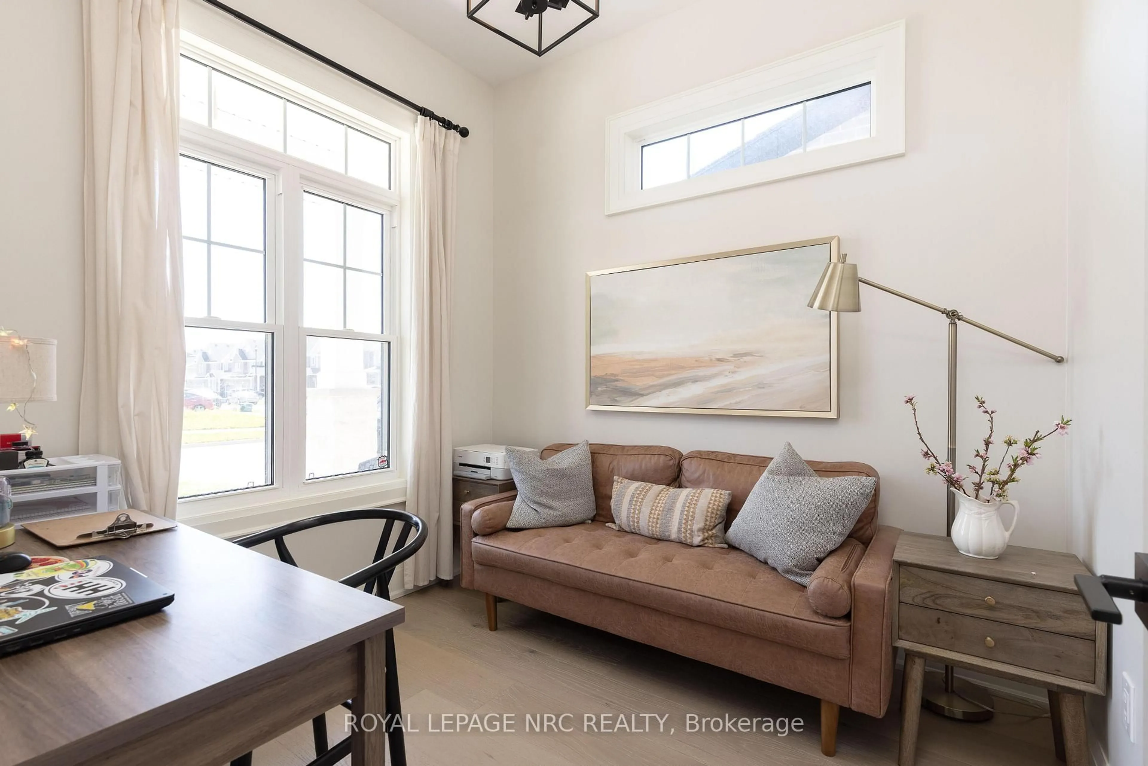 Living room with furniture, unknown for 16 Swan Ave Ave, Pelham Ontario L3B 5N5