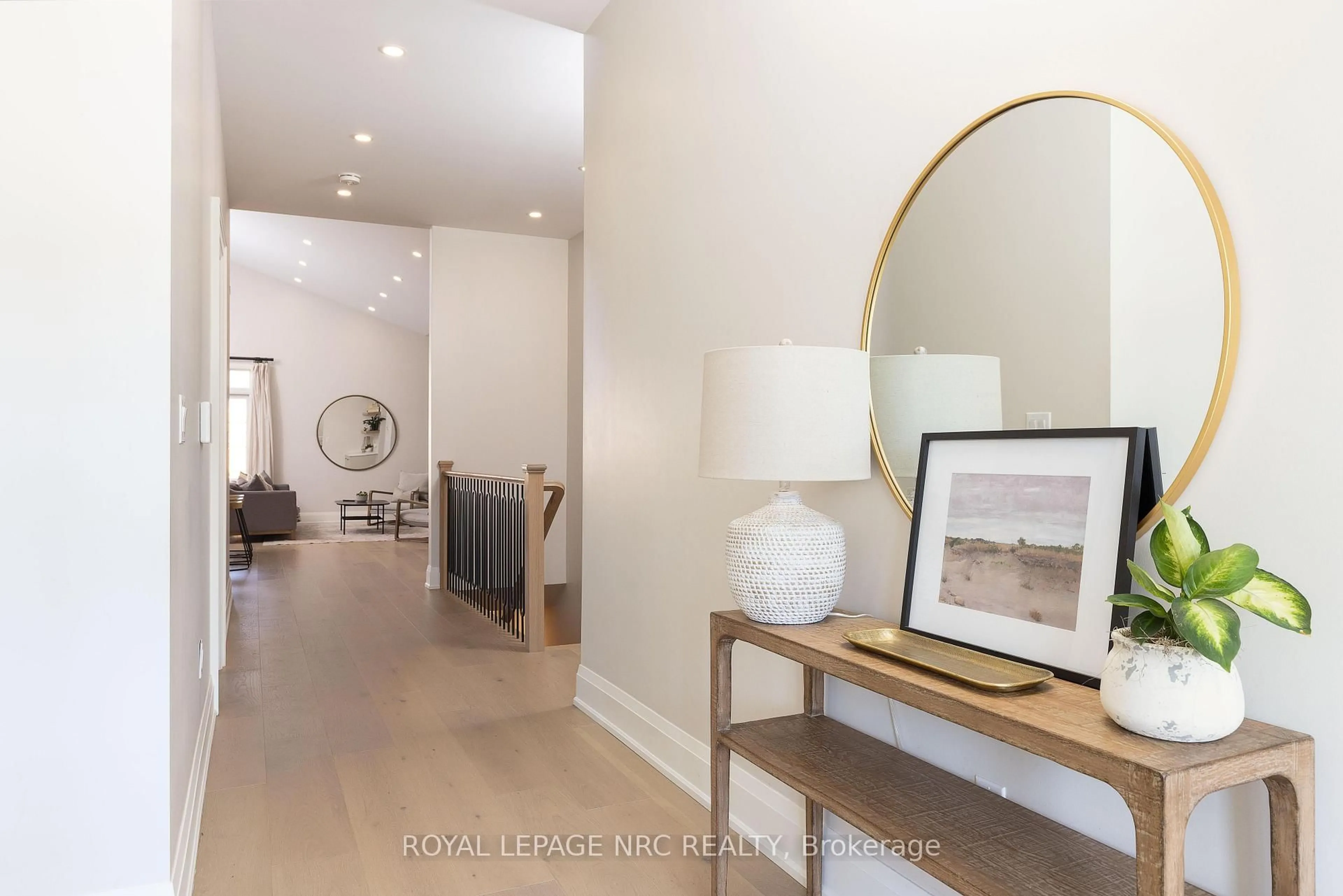 Indoor entryway for 16 Swan Ave Ave, Pelham Ontario L3B 5N5